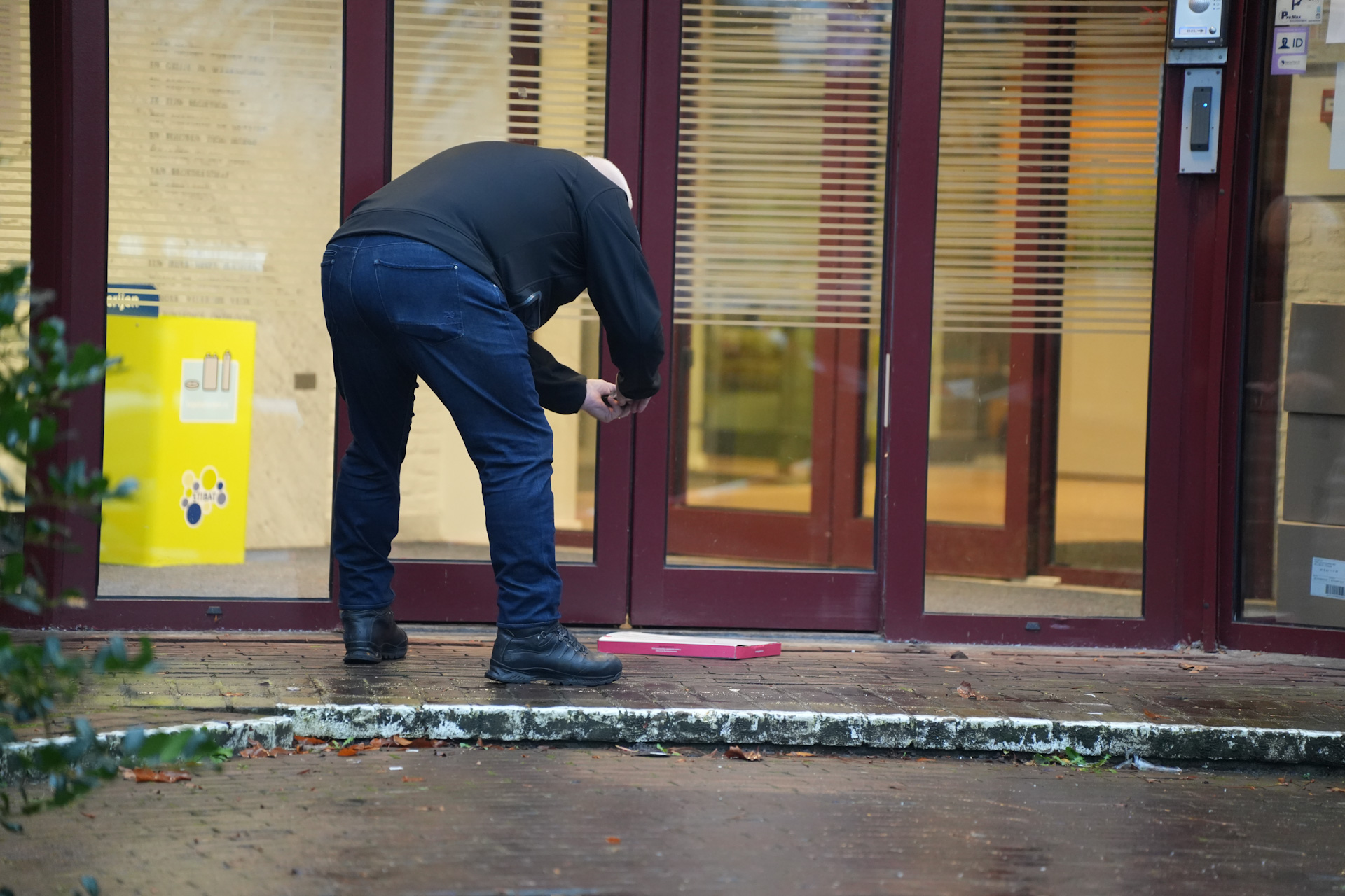 Gemeentehuis tijdelijk ontruimd om verdacht pakketje