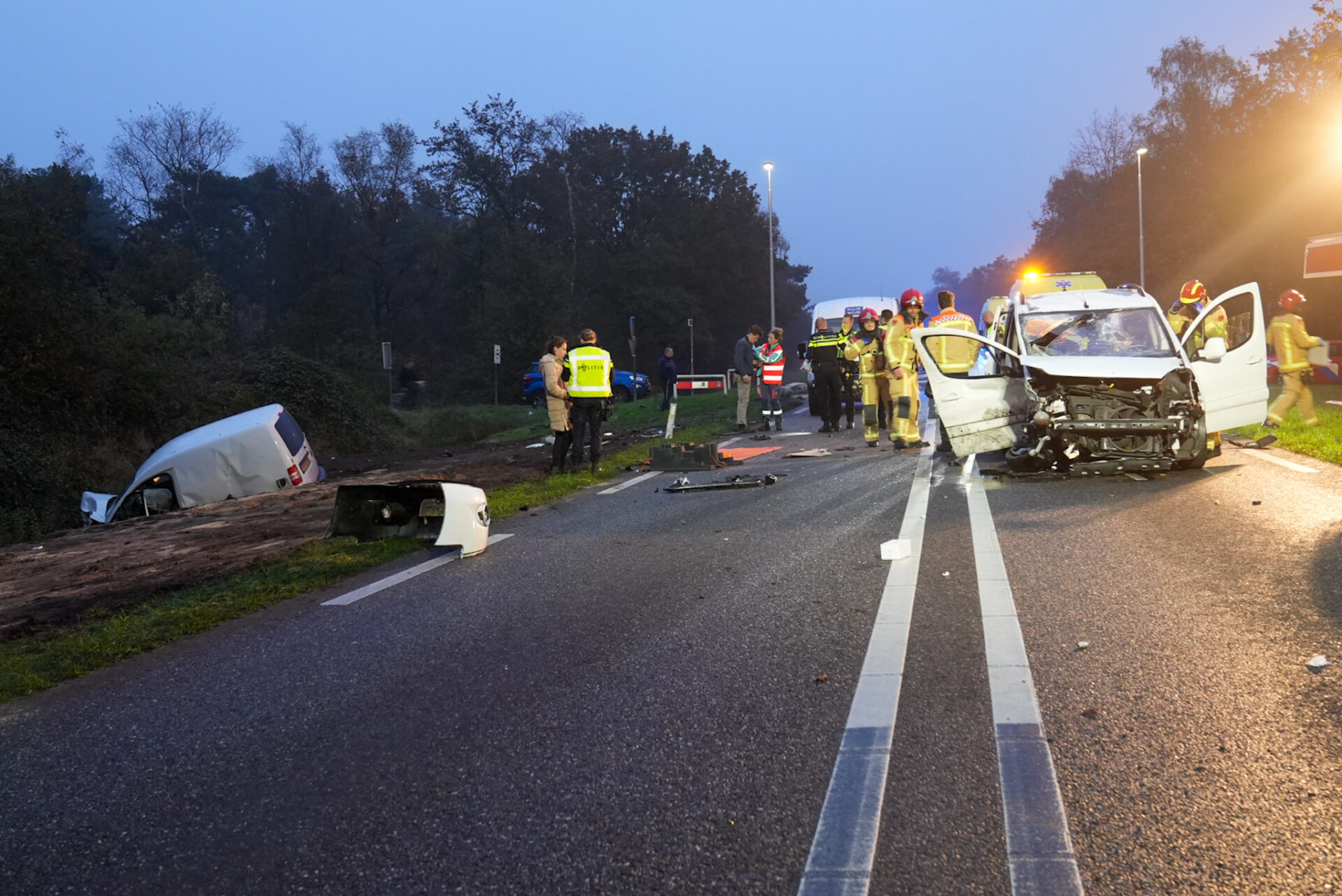 Auto belandt in de sloot na aanrijding, twee gewonden naar het ziekenhuis