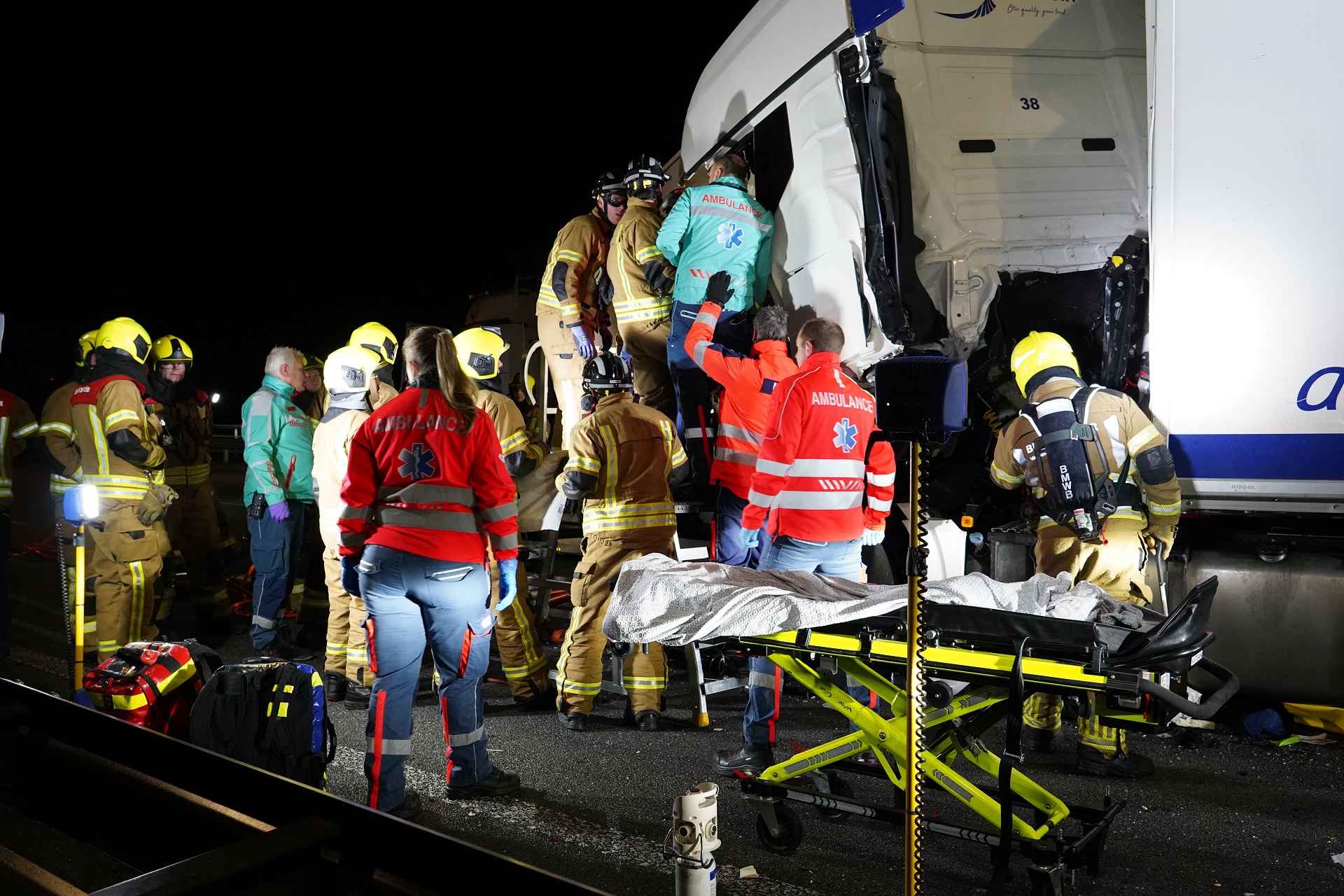Twee zwaargewonden na ongeval met vrachtwagens op Moerdijkbrug