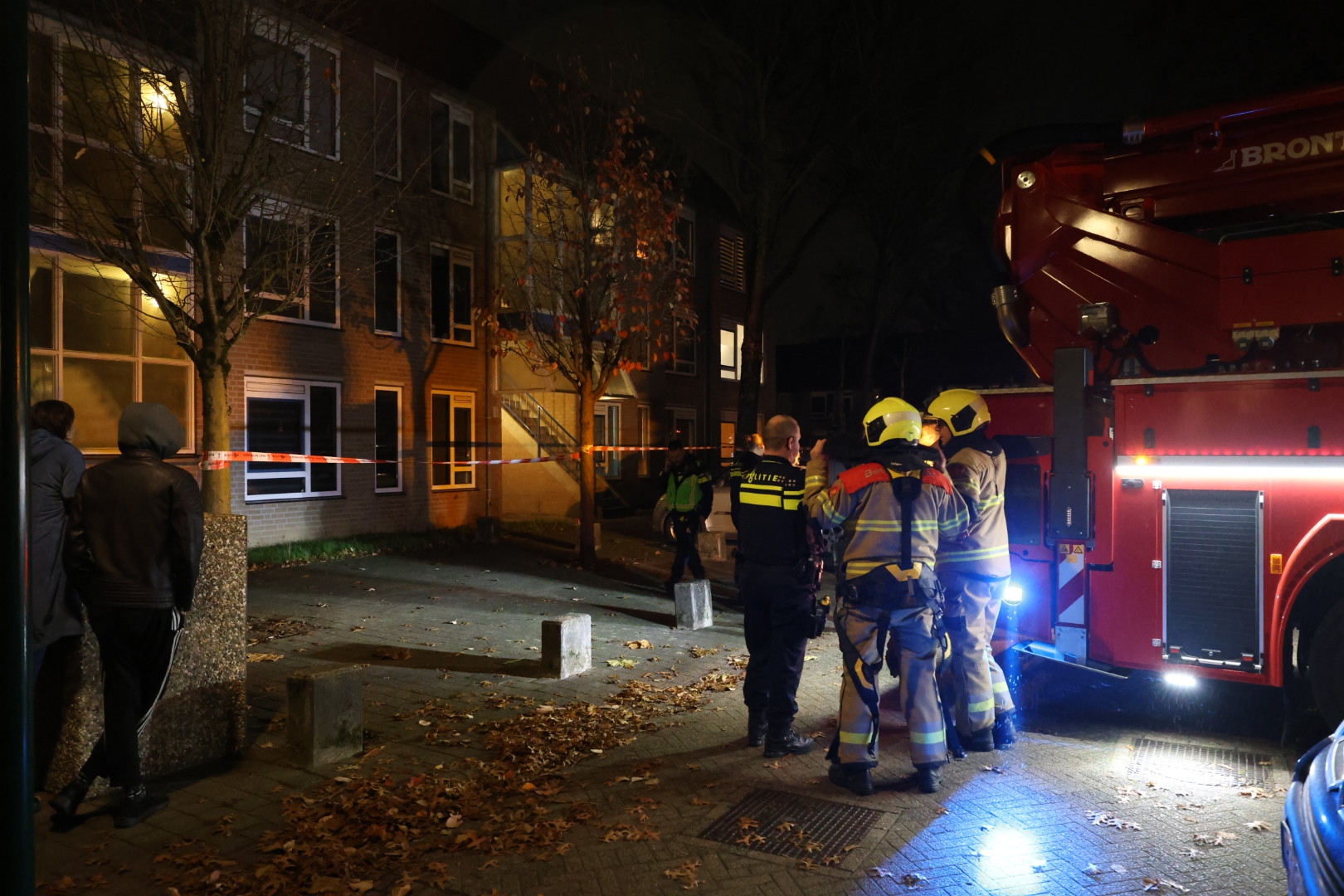 Politie onderzoekt explosie in portiek van appartementencomplex
