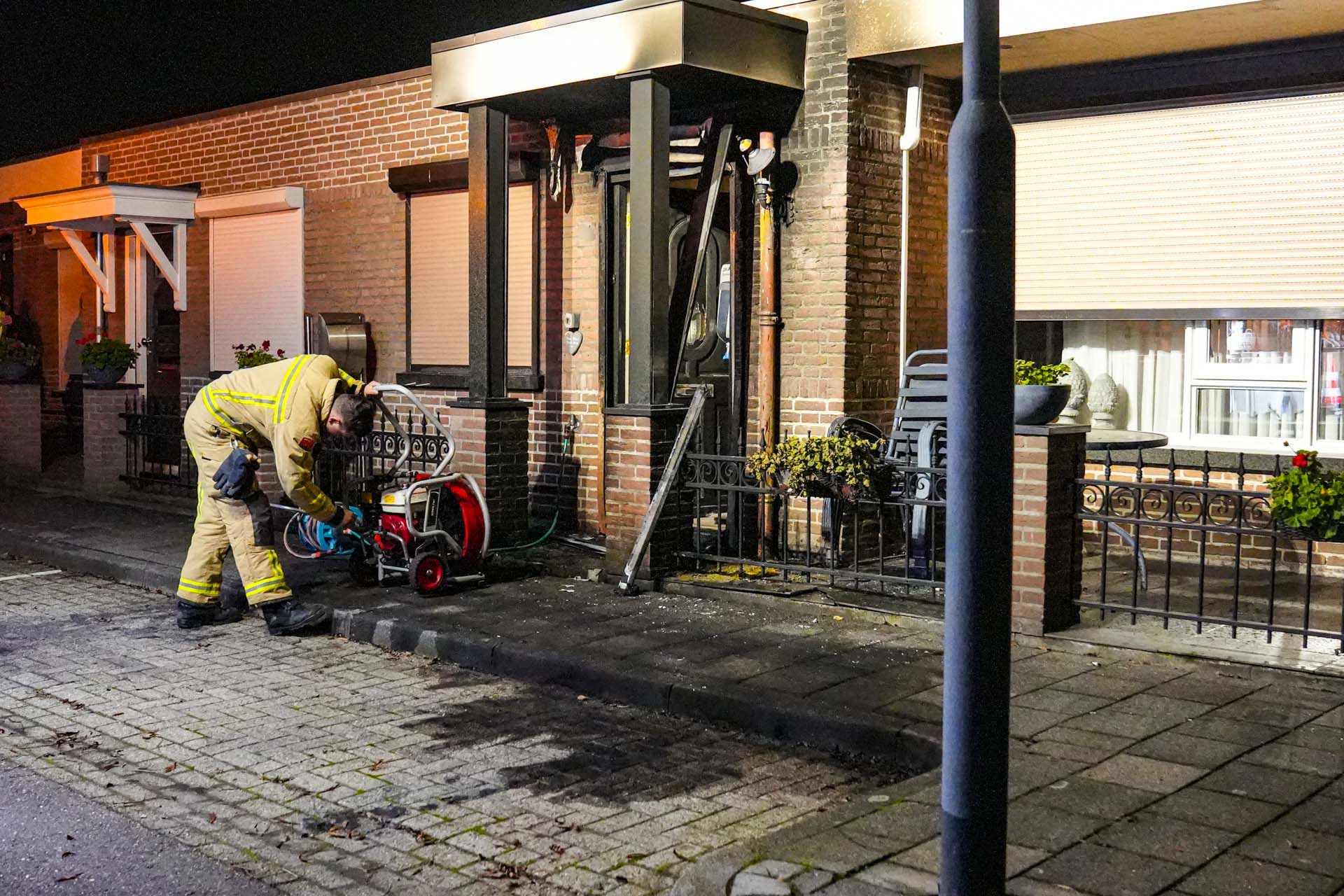 Brand gesticht bij woning, politie zoekt dader(s)