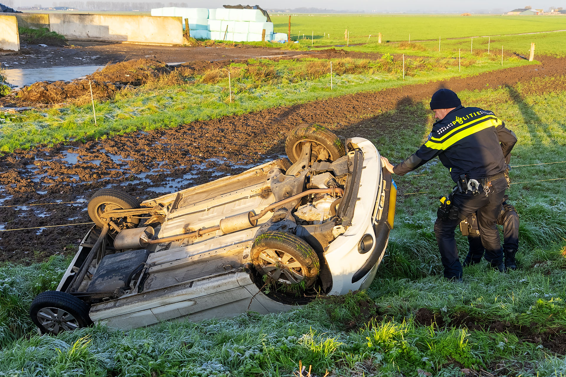 Auto belandt door gladheid op de kop in sloot