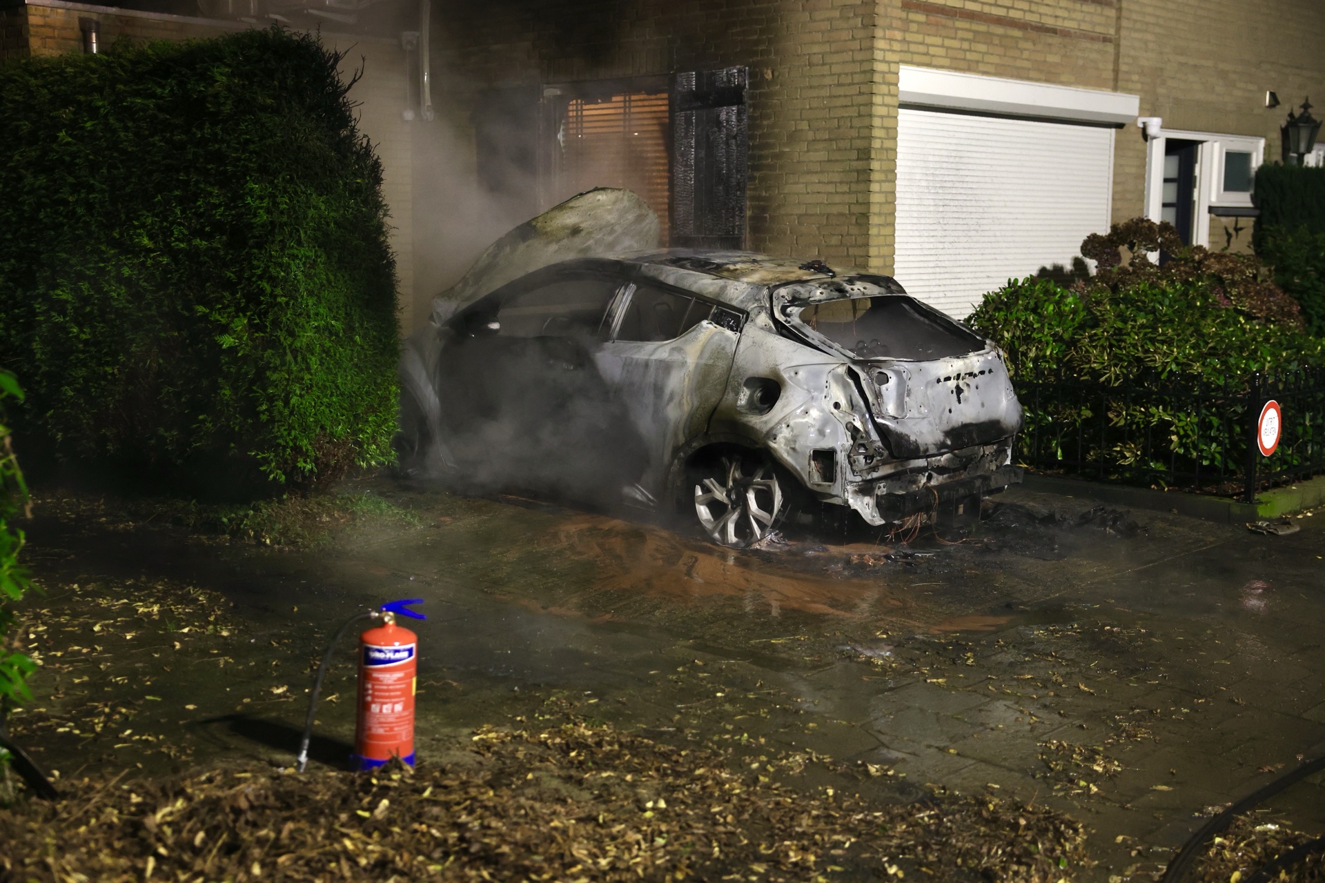 Auto uitgebrand op oprit van woning waar eerder explosief binnen werd gegooid
