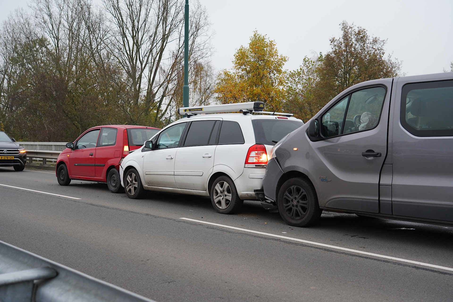 Vijf voertuigen betrokken bij kop-staart botsing