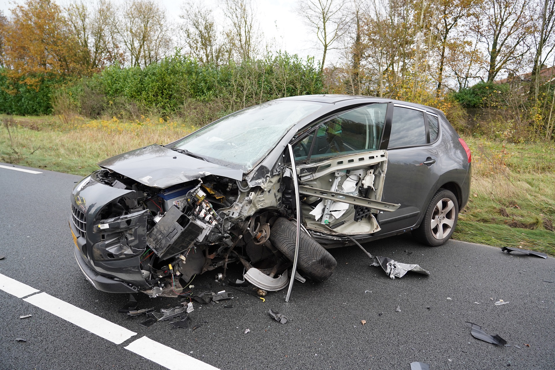 Ravage na frontale aanrijding, twee gewonden