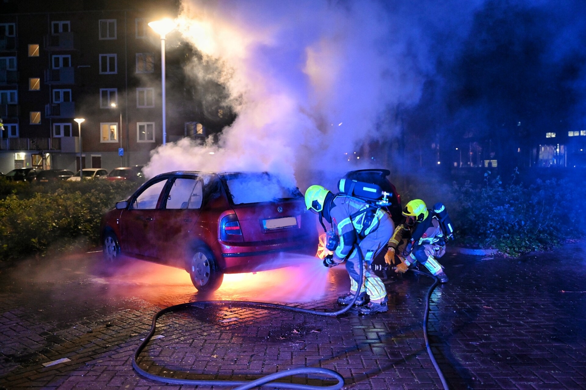 Twee geparkeerde auto’s door brand verwoest