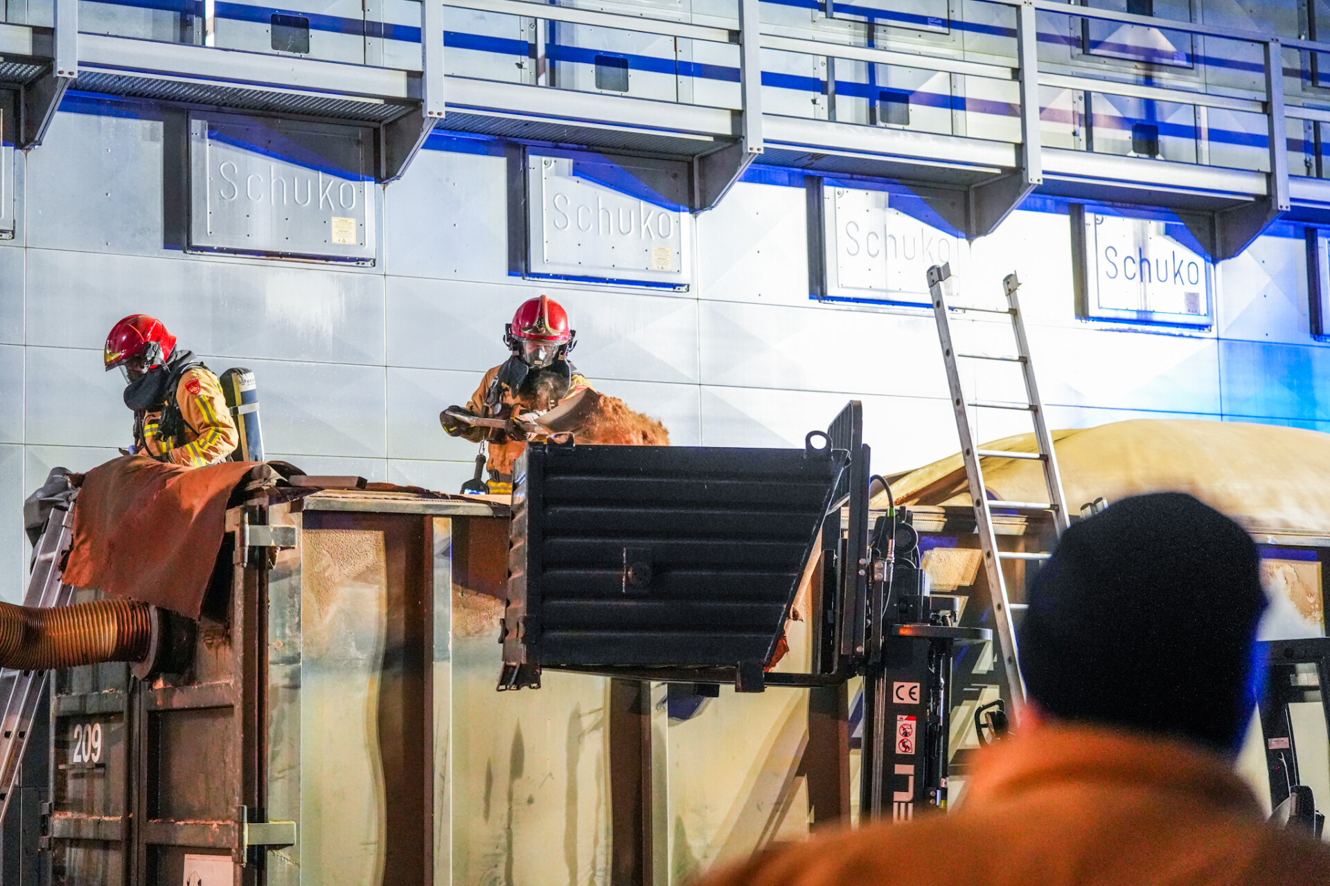 Explosie zorgt voor brand in houtsilo