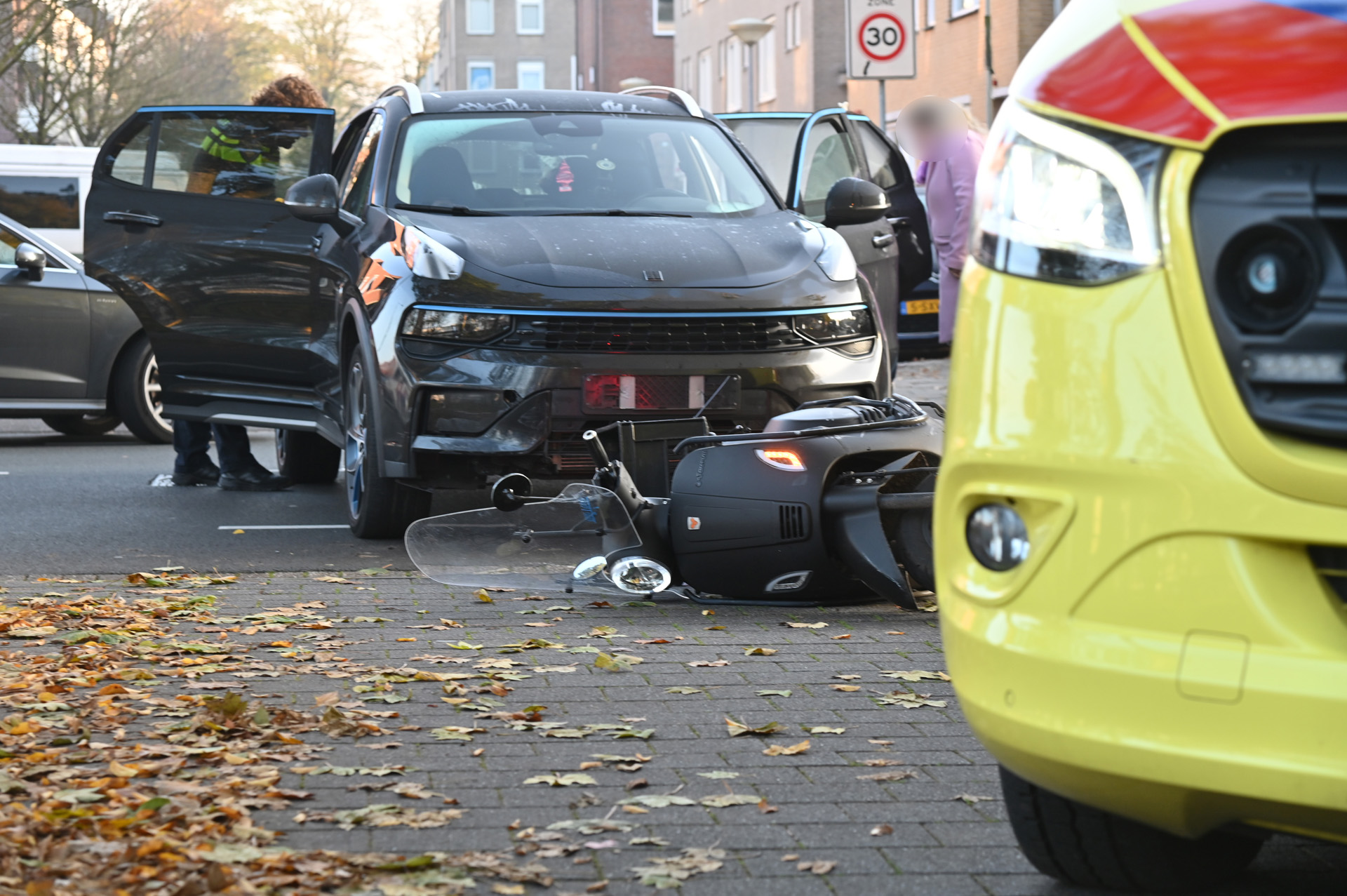 Scooterrijder gewond na botsing met auto