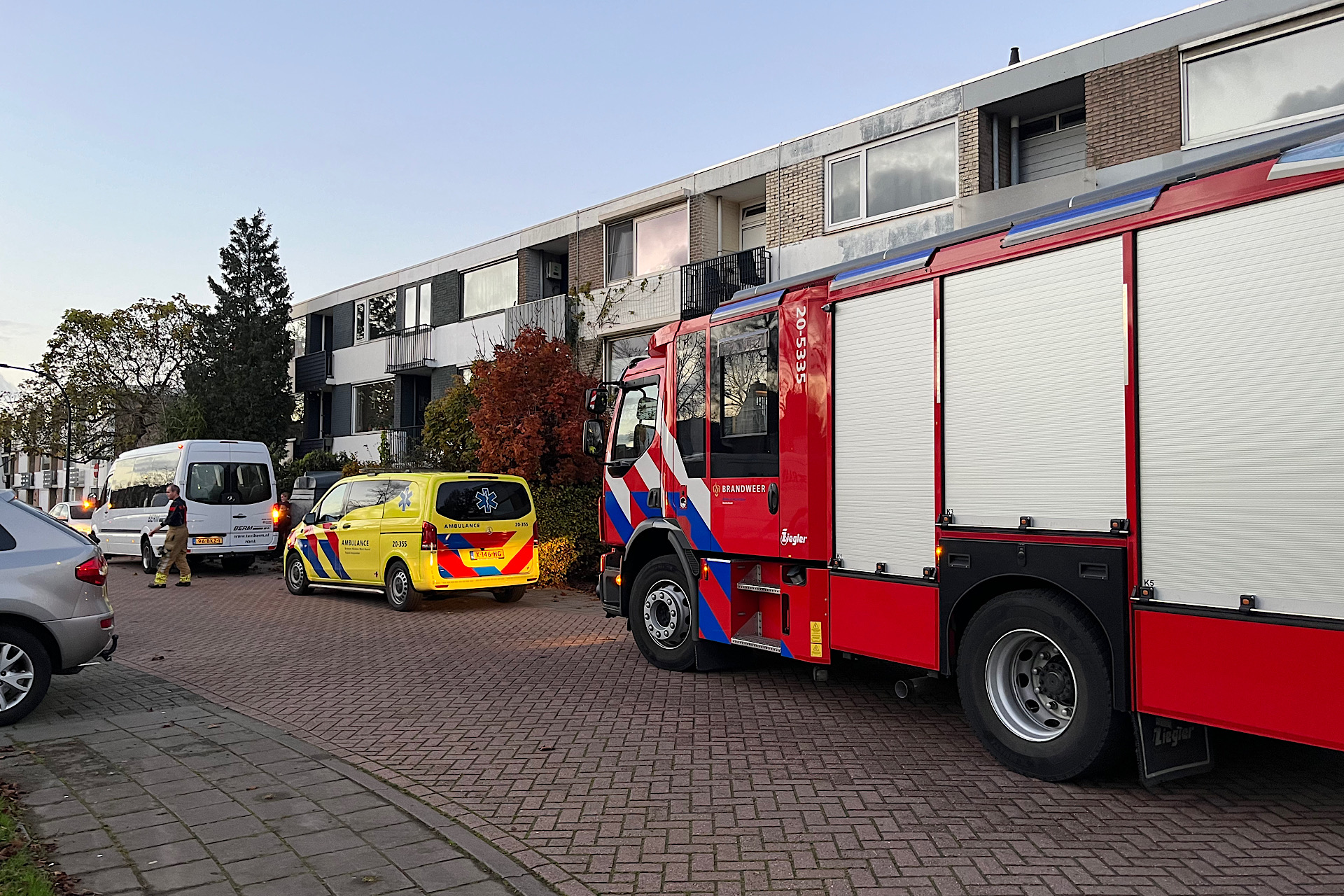 Kindje met knokkel bekneld in taxibus