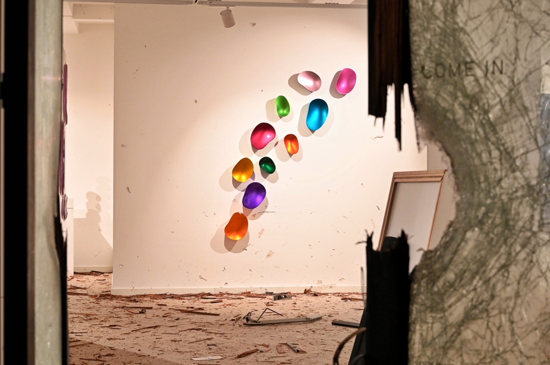 Enorme ravage na explosie bij kunstgalerie, diverse kunstwerken weg