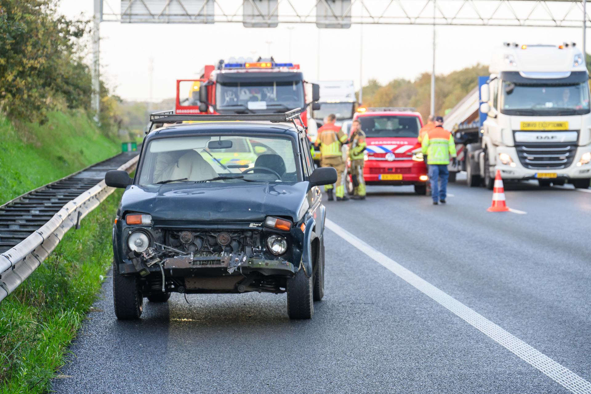 LPG-tank van auto lek na ongeval, snelweg dicht