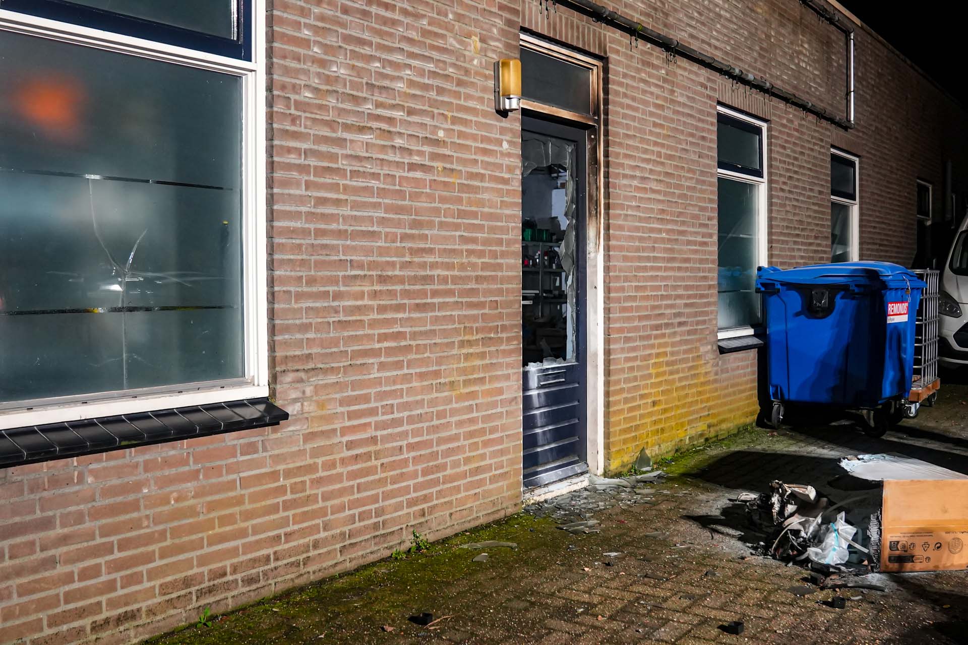 Brand en harde knal bij bedrijf, explosie door zwaar vuurwerk