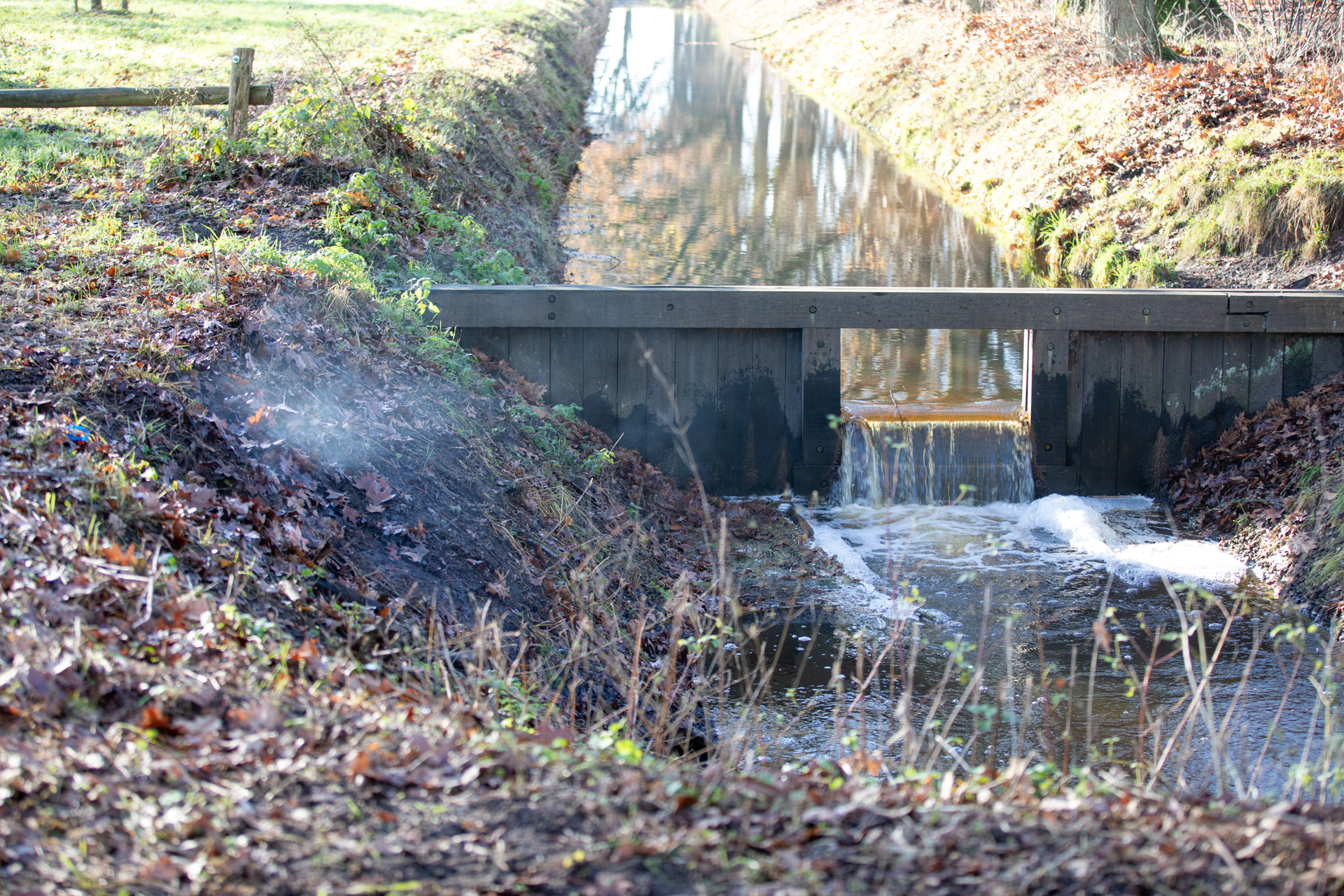 Drugsafval geloosd in sloot, brandweer verricht metingen