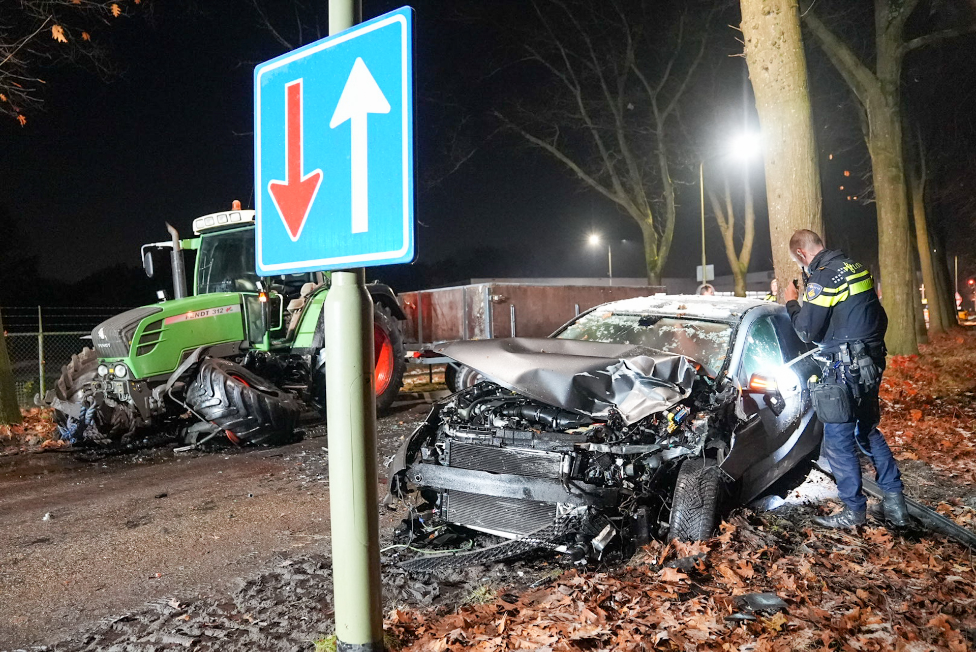 Ravage na frontale botsing tussen auto en tractor