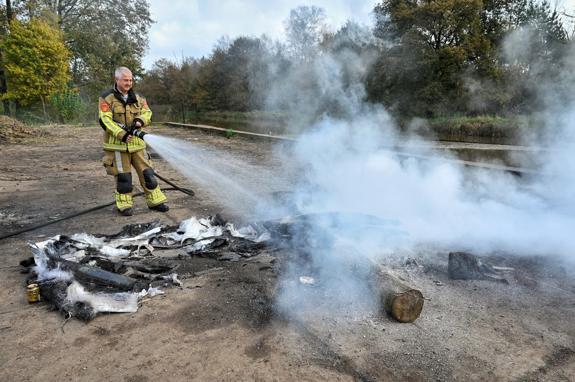 Boomstronken en kano in brand gestoken