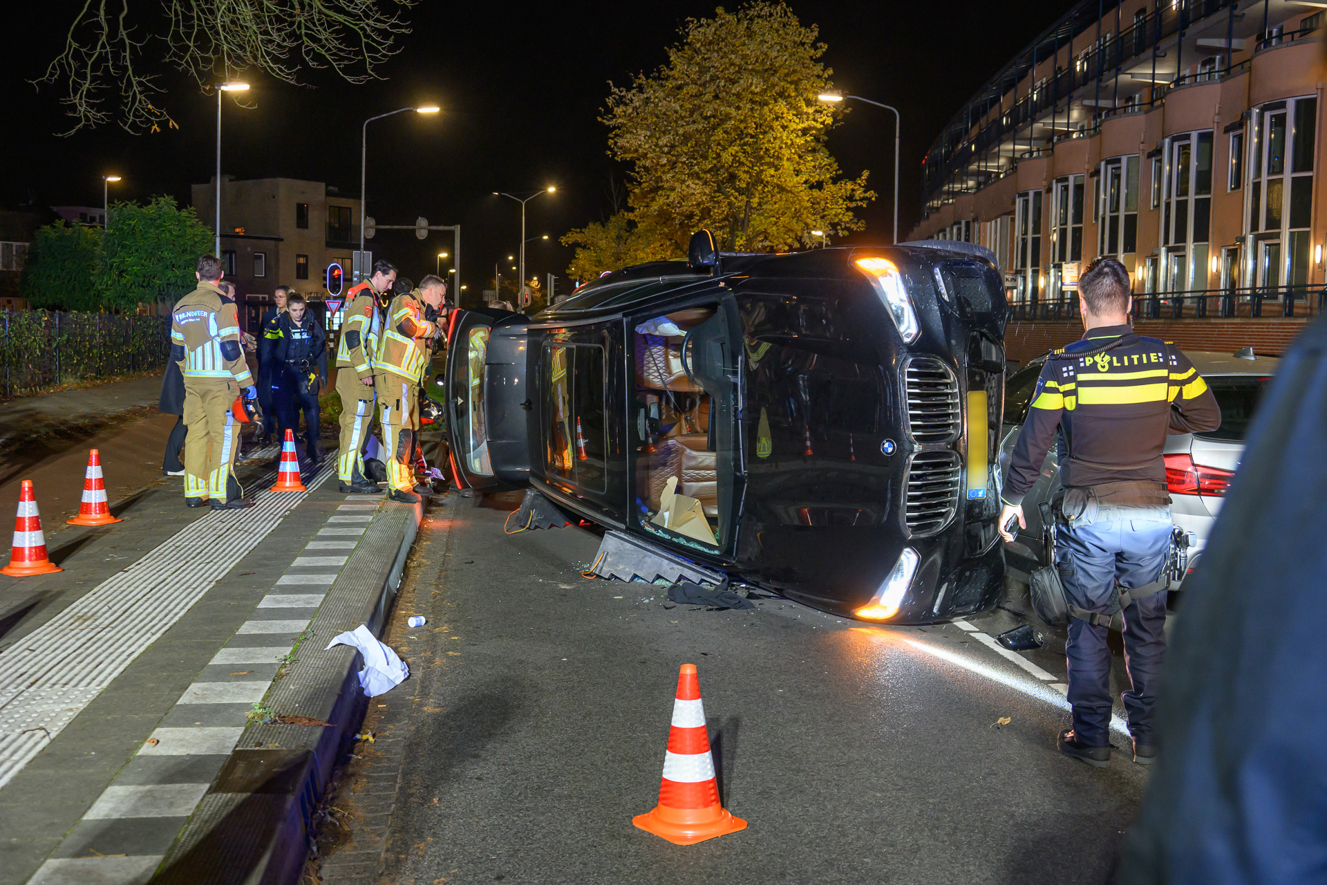 Auto belandt op zijkant na aanrijding, vrouw en kind lichtgewond