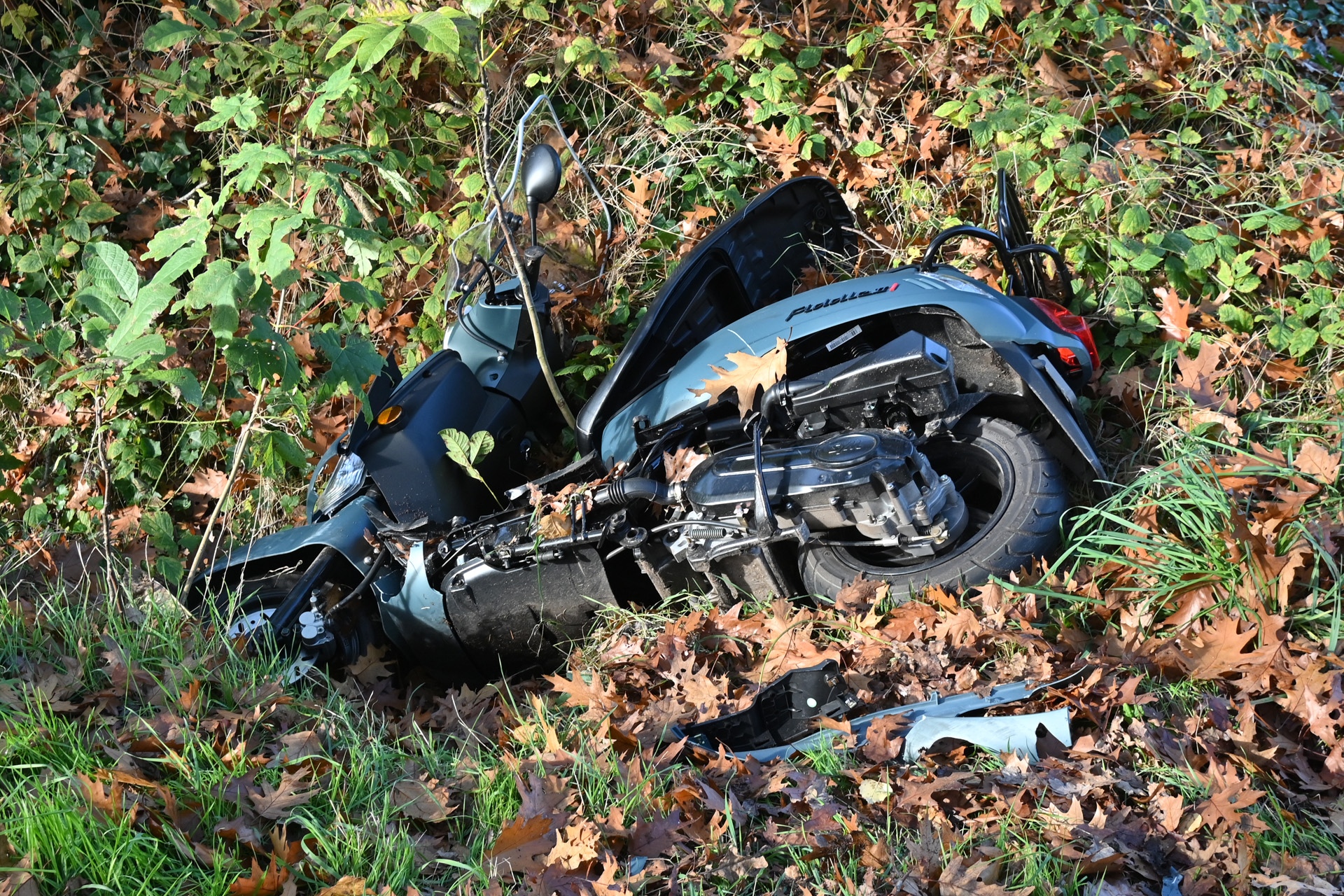 Scooter belandt in sloot na ongeval