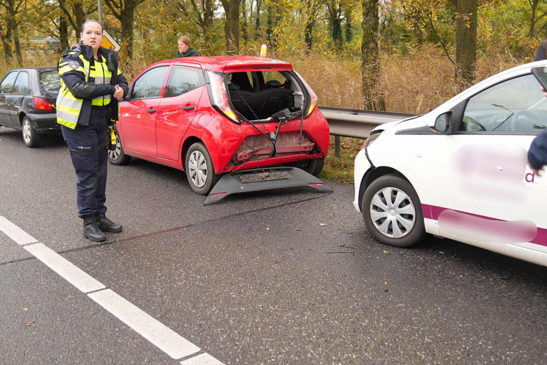 Veel schade na kop-staart botsing tussen drie auto’s