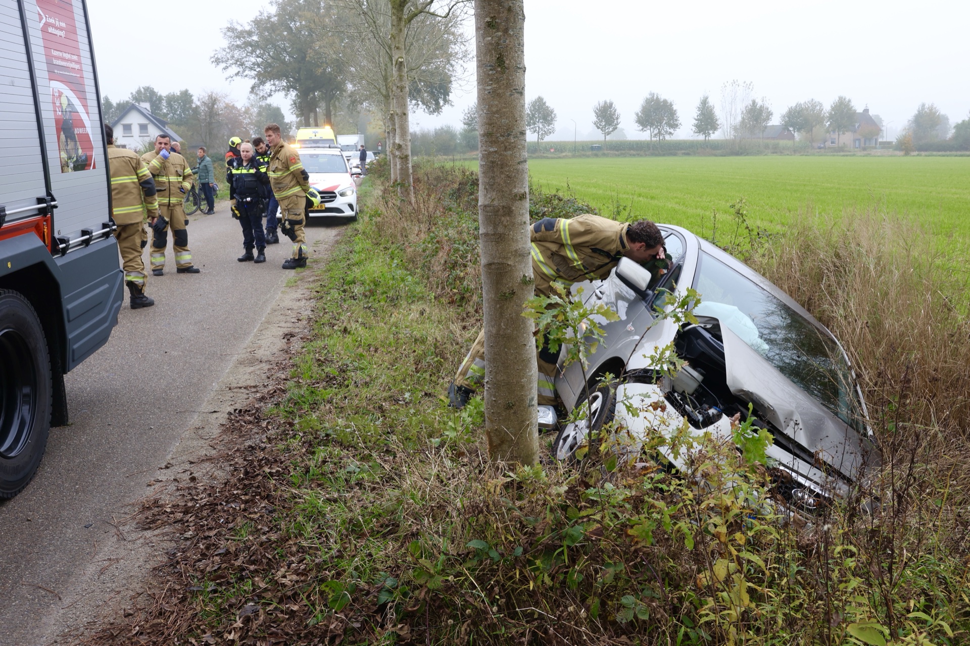 Auto belandt in sloot, slachtoffer met ambulance naar ziekenhuis