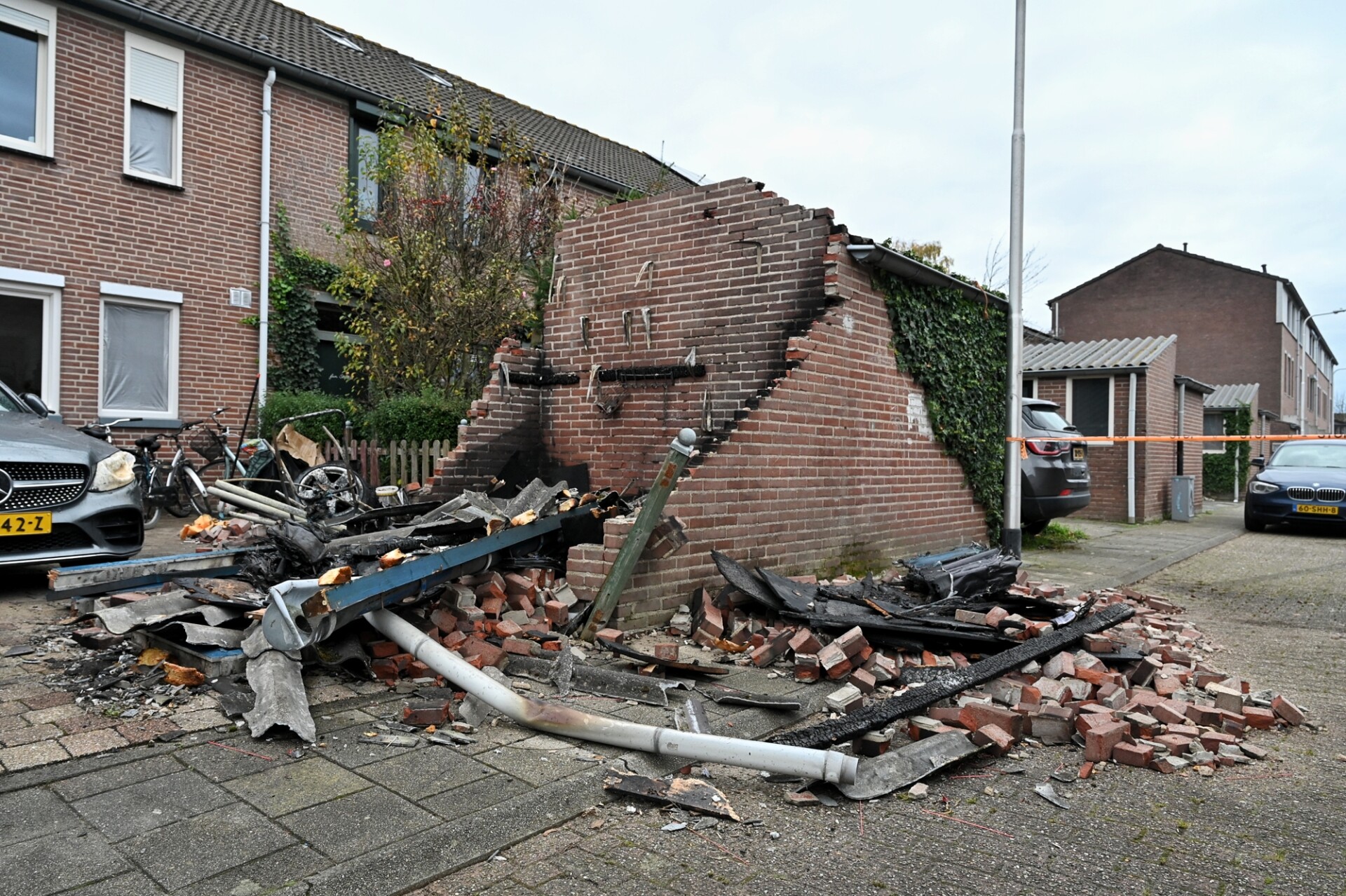 Schuurtje met vuurwerk ontploft, omgeving afgezet