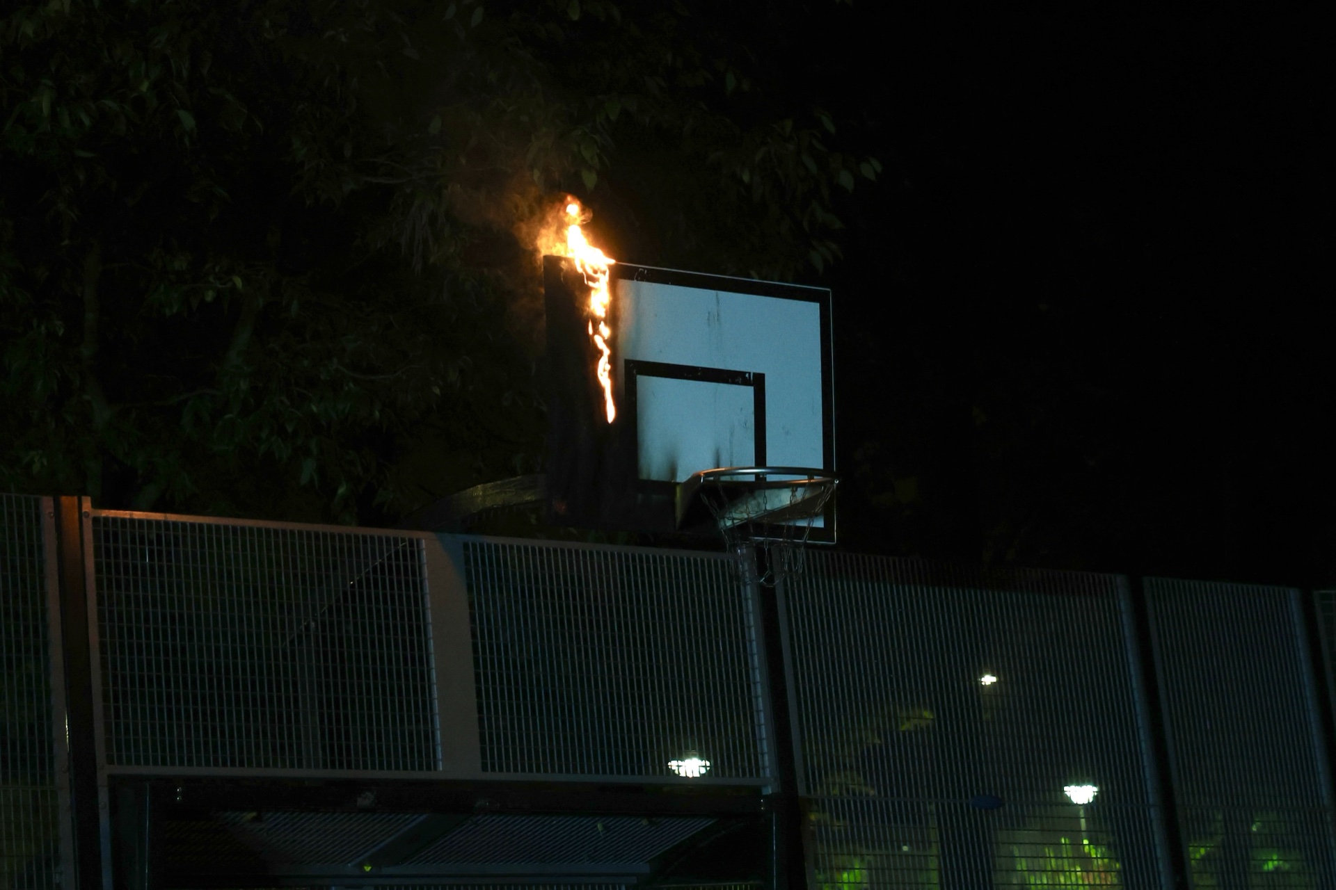 Basketbalbord in brand, politie onderzoekt brandstichting