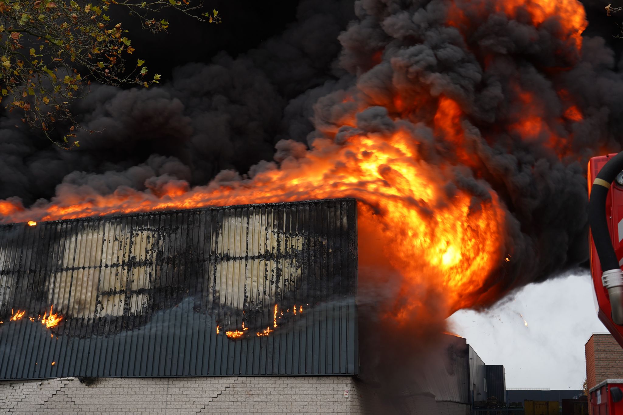 UPDATE: Uitslaande brand in loods op industrieterrein