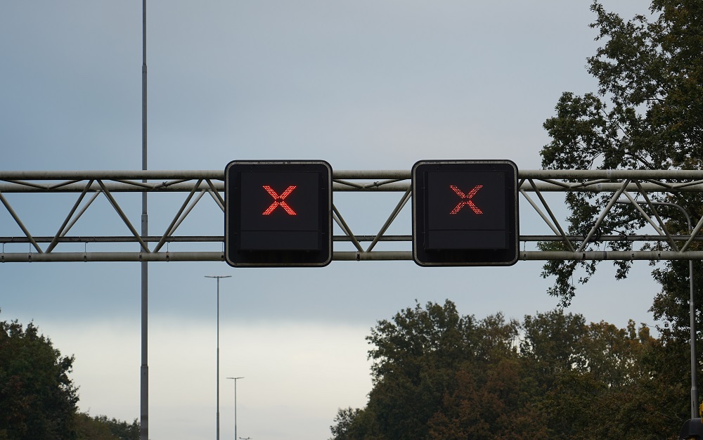 Automobilist overleden na onwelwording, politie boos op filmende bestuurders