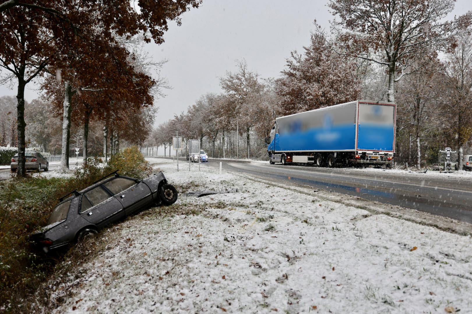 Automobilist beland in sloot na ongeluk met vrachtwagen