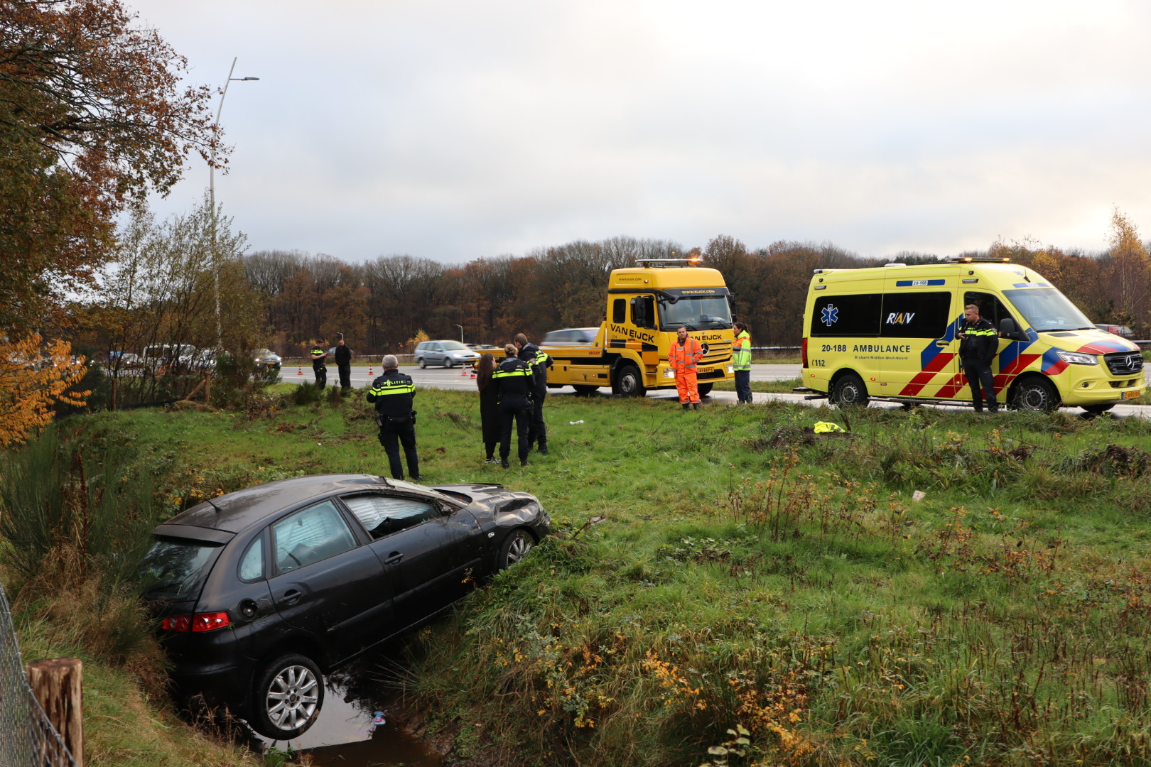 Auto slaat over de kop en komt in sloot tot stilstand, inzittende gewond