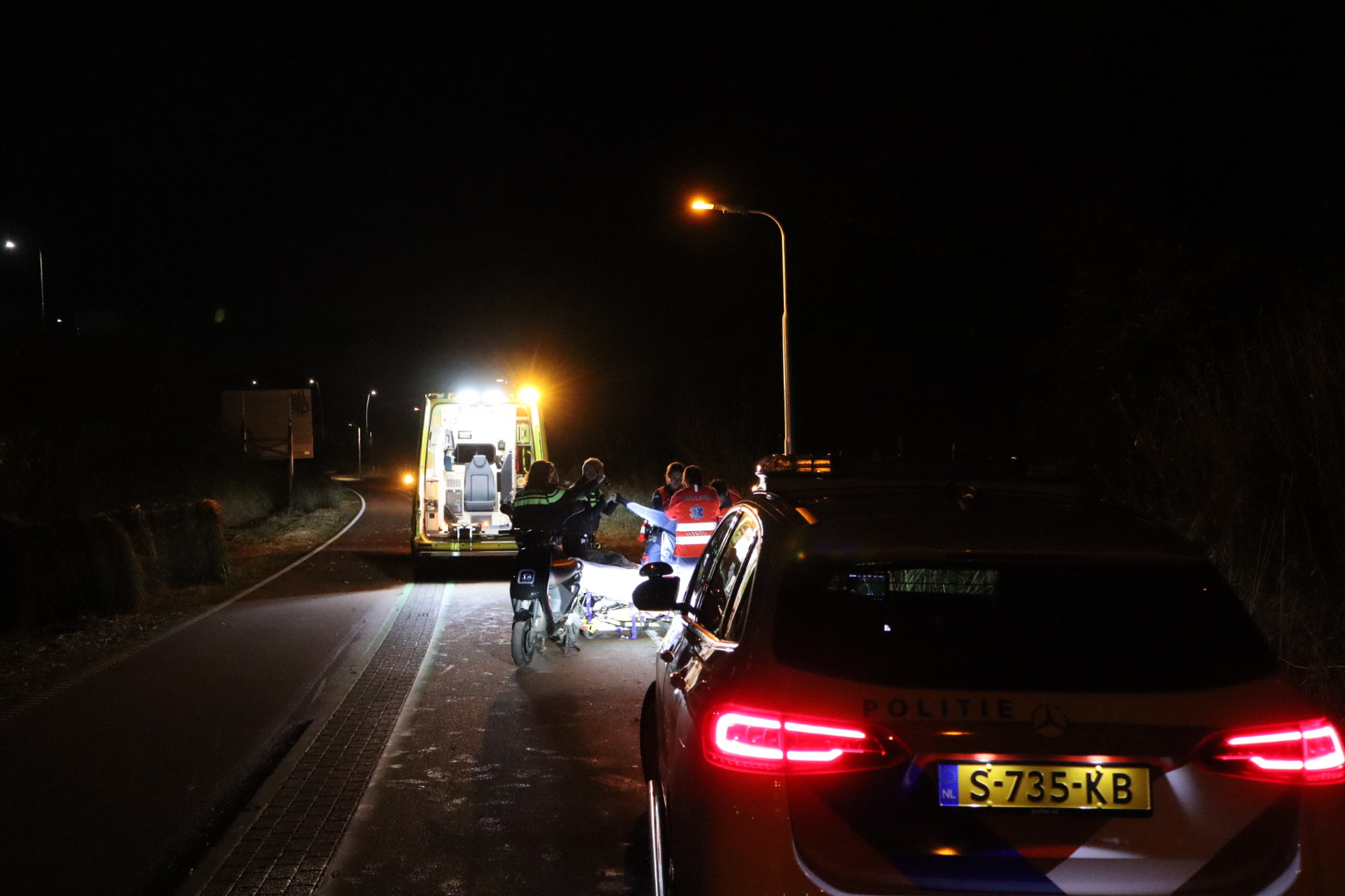 Omstanders treffen bewusteloze scooterrijder aan en bellen 112