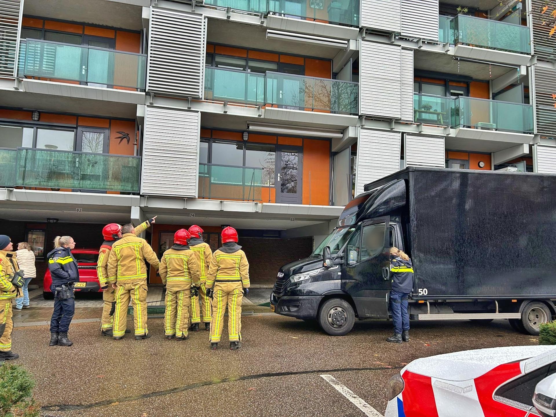Bestelbus ramt balkon, brandweer ingeschakeld