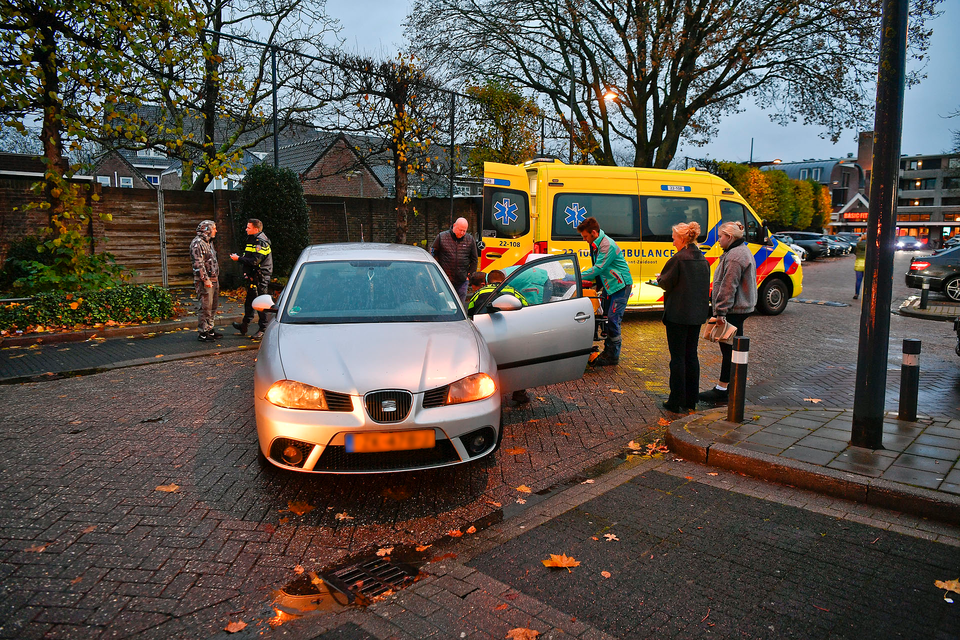 Oudere vrouw met rollator in botsing met auto