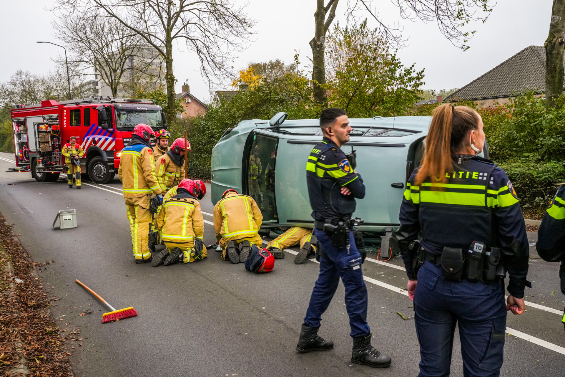 Auto kantelt na botsing tegen stoeprand en lantaarnpaal