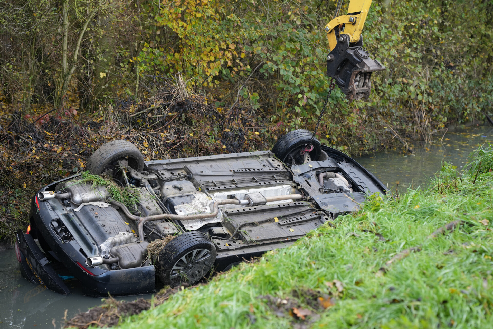 UPDATE: Vrouw met twee kinderen met auto in sloot: Twee personen gereanimeerd