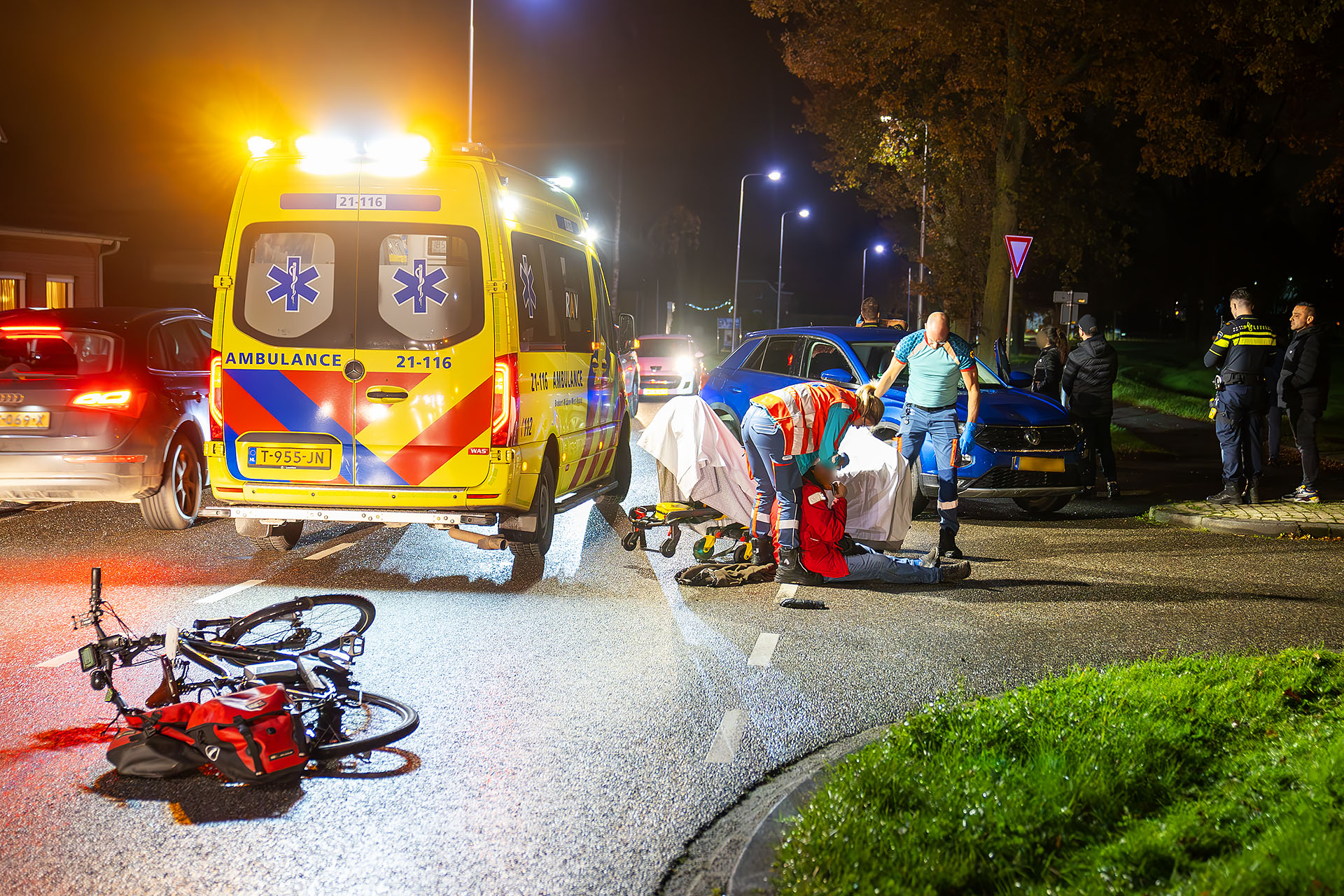 Fietser gewond bij aanrijding, deuk in motorkap en barst in voorraam