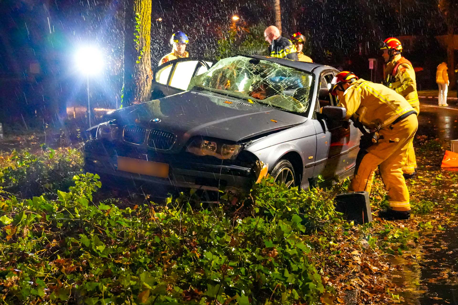 Auto raakt na flauwe bocht van de weg en crasht tegen boom, inzittenden naar het ziekenhuis