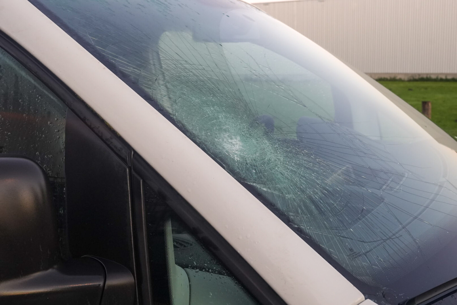 Zwangere vrouw aangereden door bestelauto