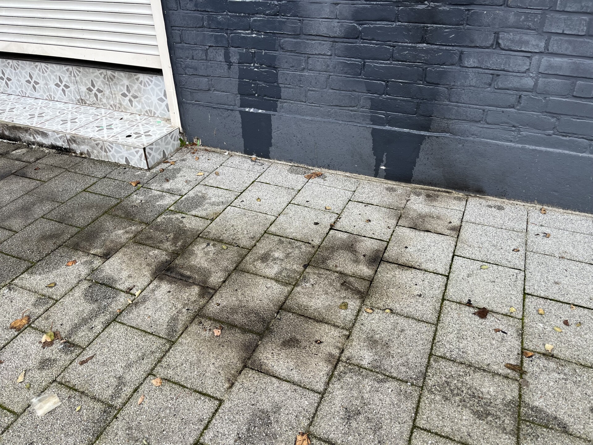 Brandstichting bij café, agenten blussen vuur