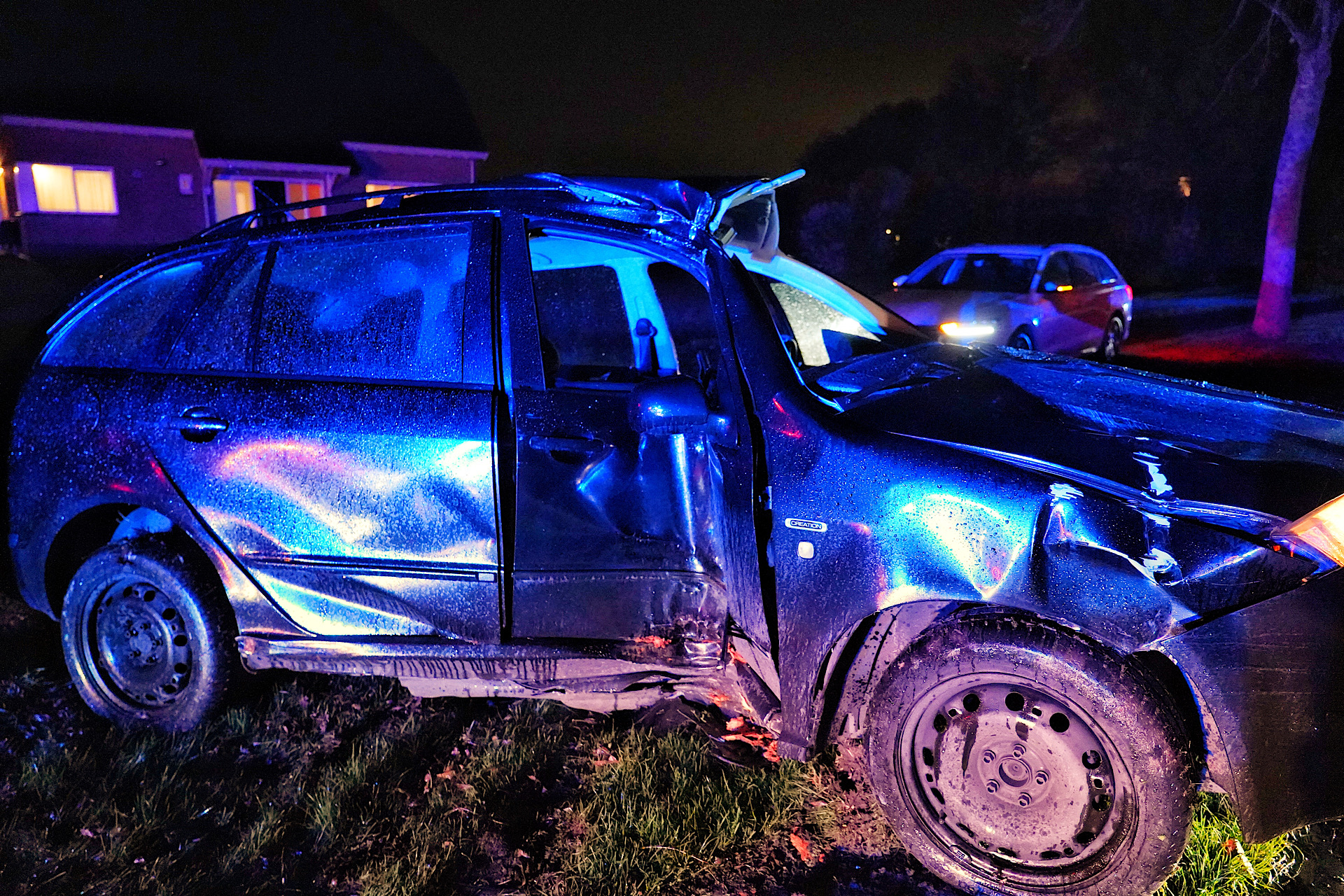 Gewonde bij botsing tegen boom, afdruk zichtbaar op de auto
