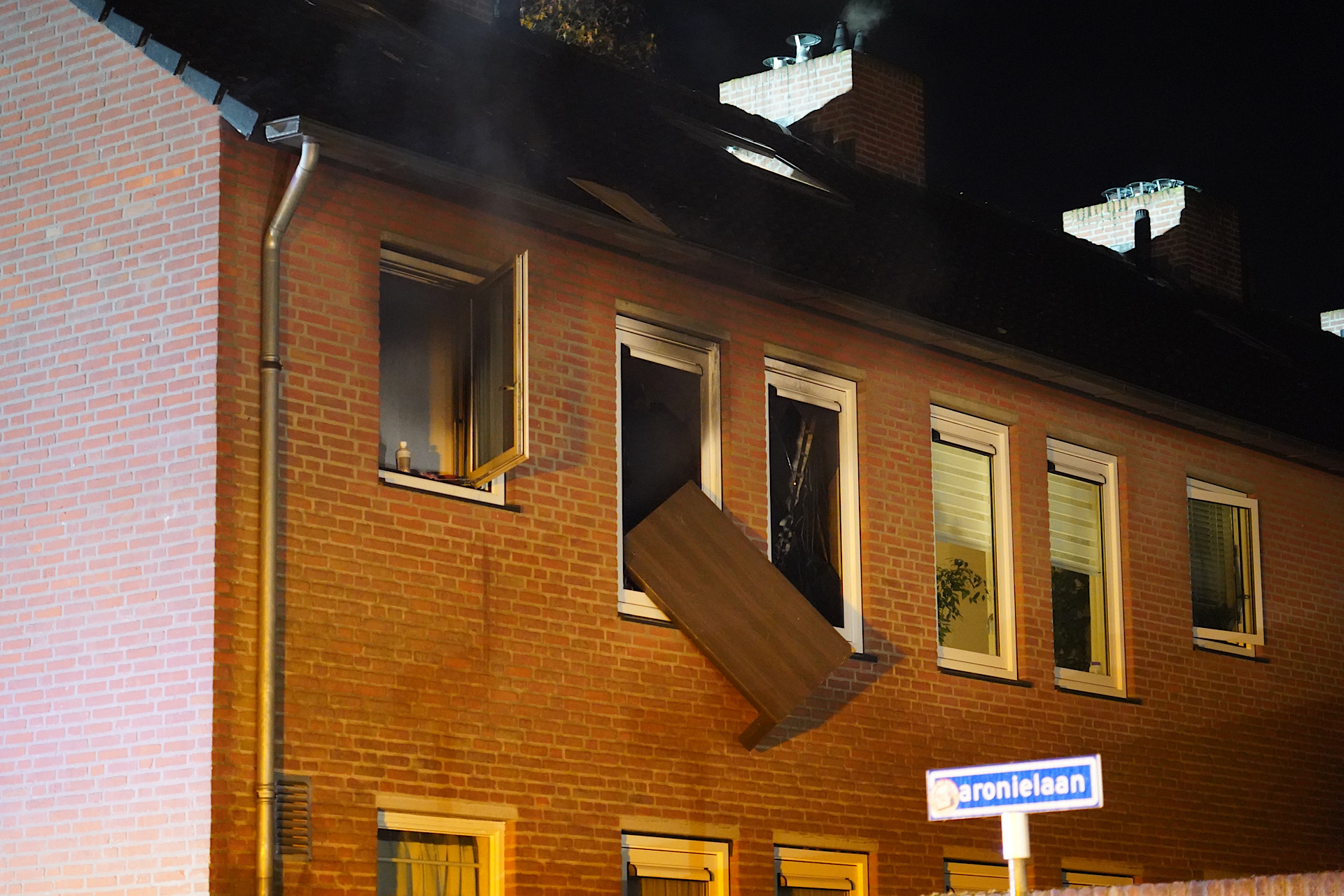 Man springt van zolderverdieping naar beneden bij brand, straat afgesloten