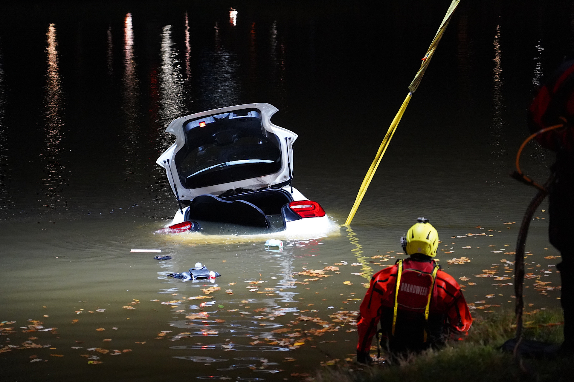 Vrouw wijkt uit voor konijn en rijdt water in