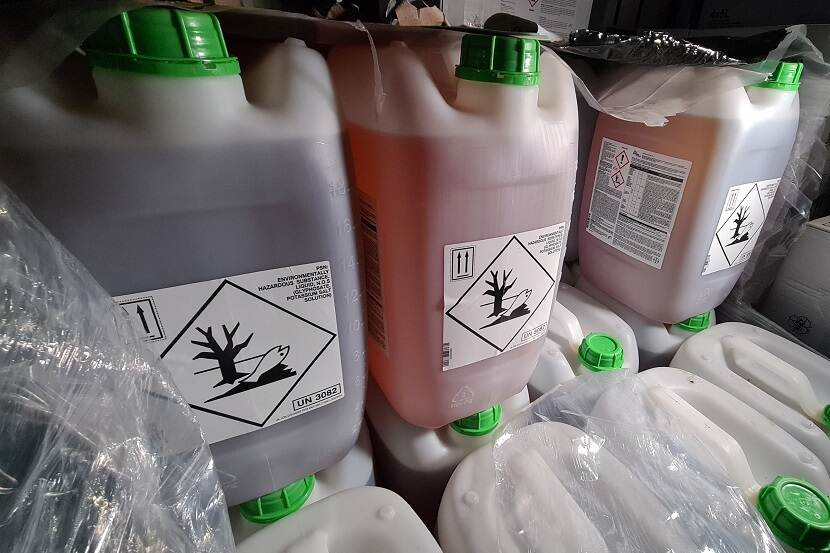 Inspecteurs vinden 3000 liter illegale onkruidverdelger in garagebox