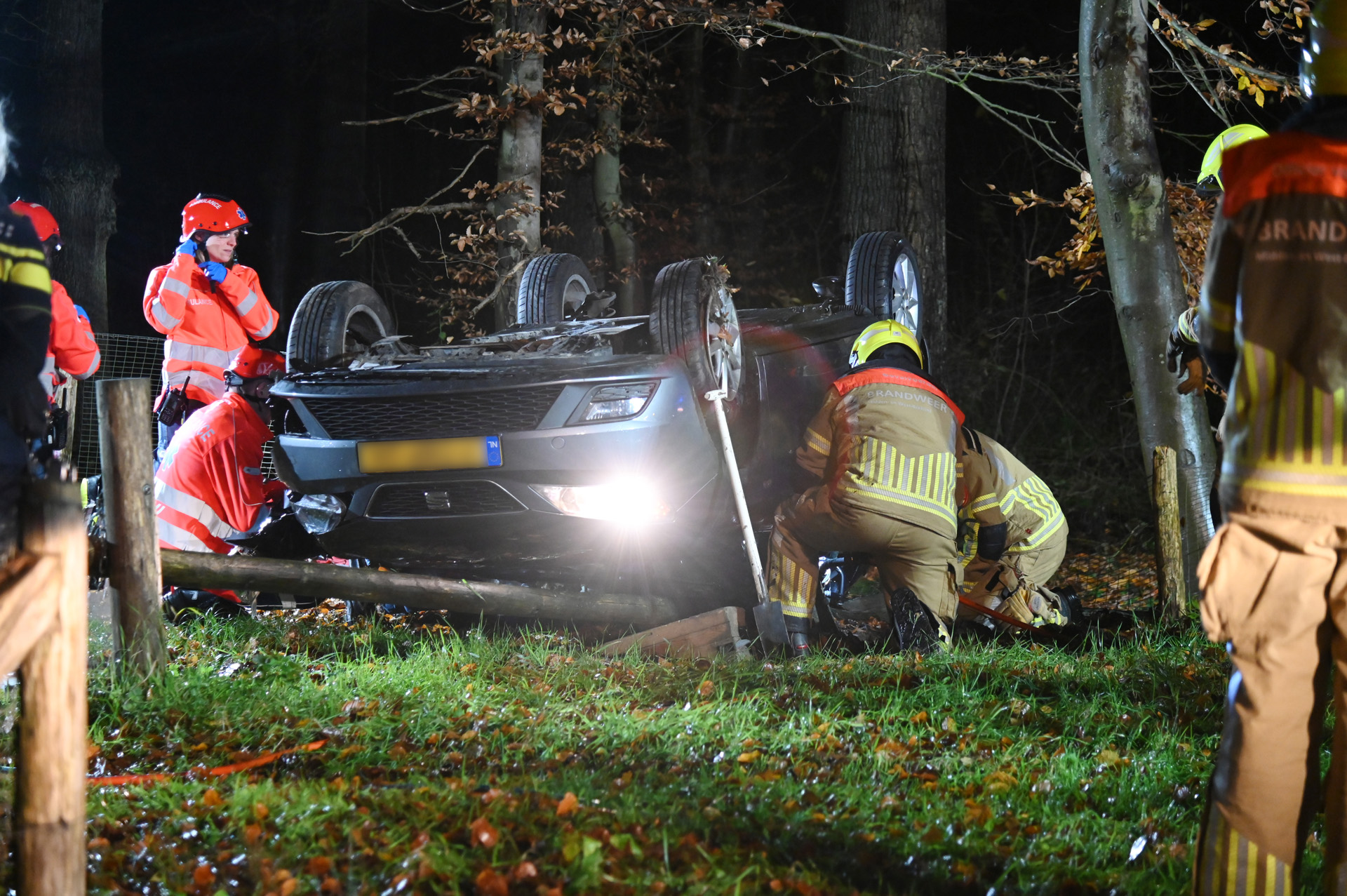 Auto slaat over de kop, bestuurder raakt bekneld
