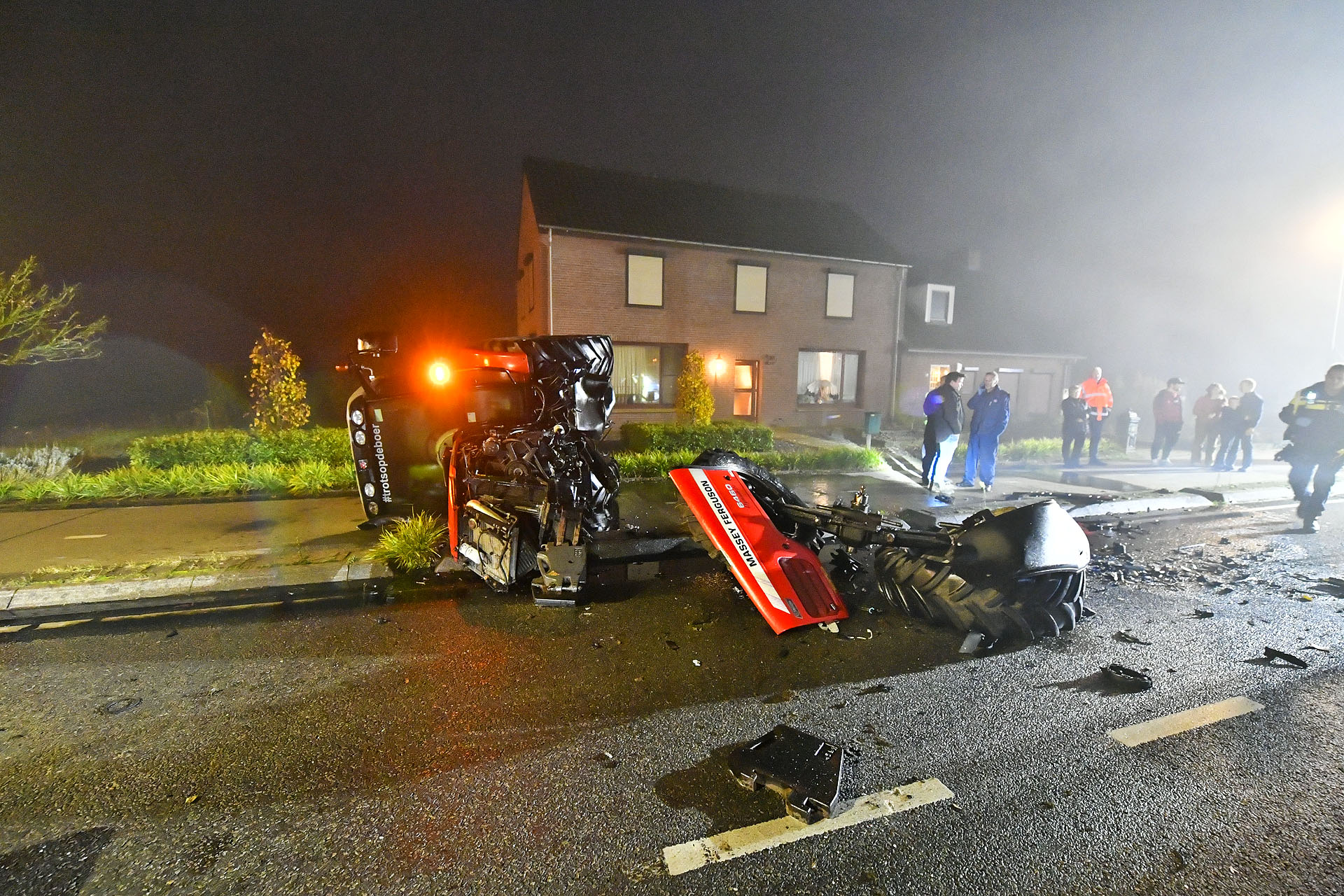 Auto haalt in dichte mist tractors in en botst frontaal op andere tractor