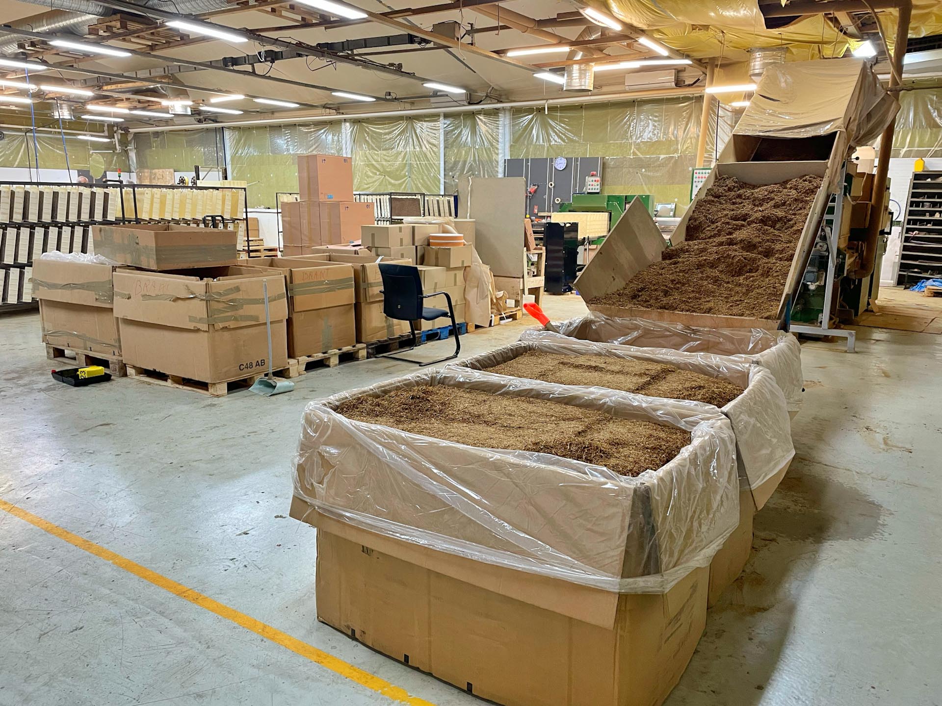 FOTO’S: Zo ziet er een Illegale sigarettenfabriek eruit van binnen