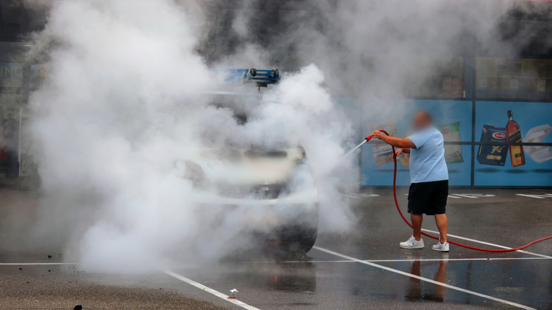 Dakdekkersbus in vlammen op parkeerplaats van groothandel