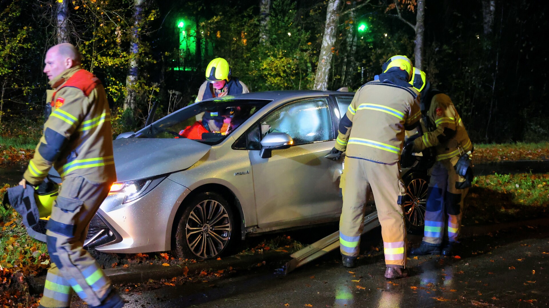 Brandweer bevrijdt inzittenden uit auto na botsing