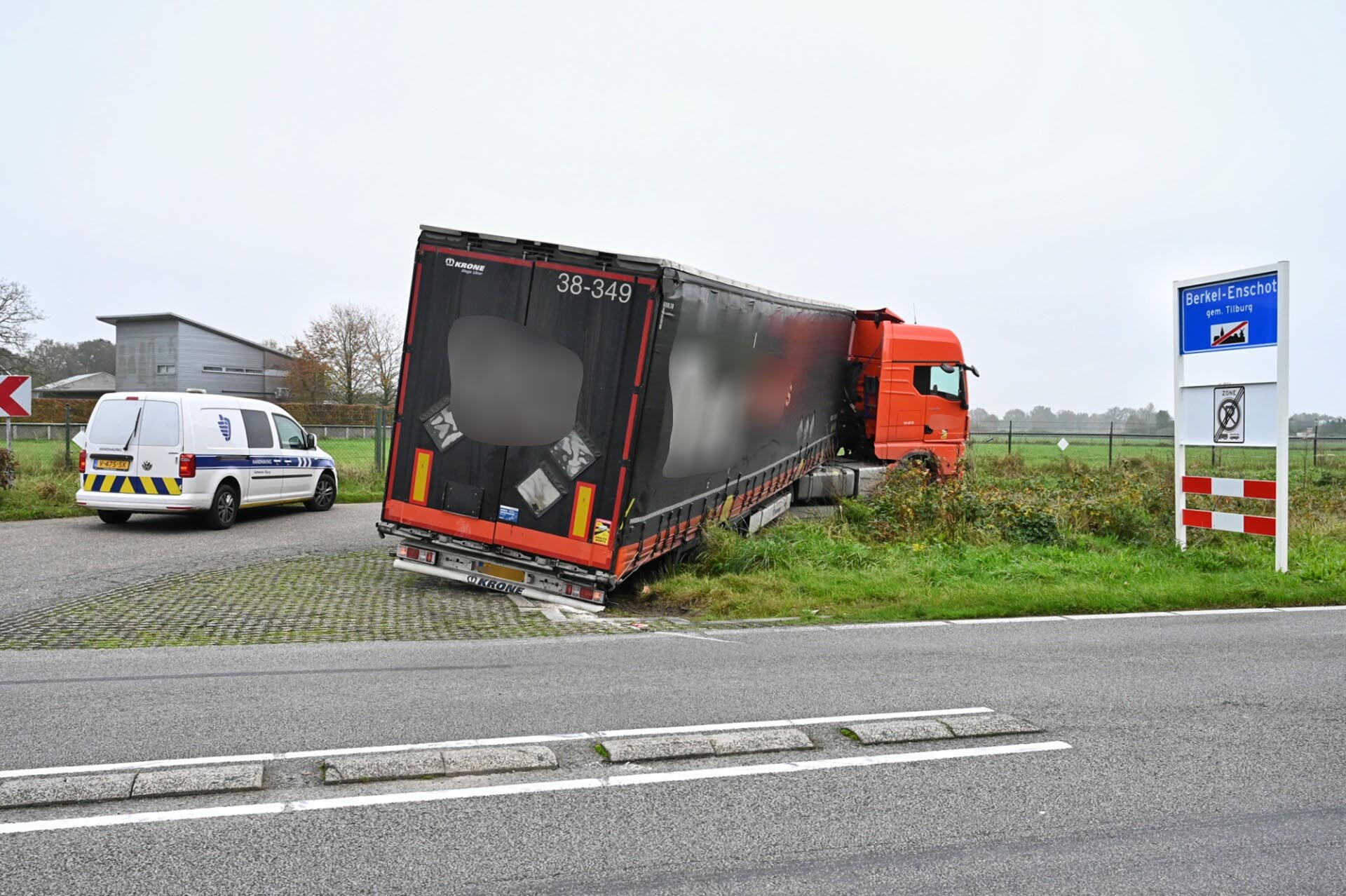 Vrachtwagen vast in sloot