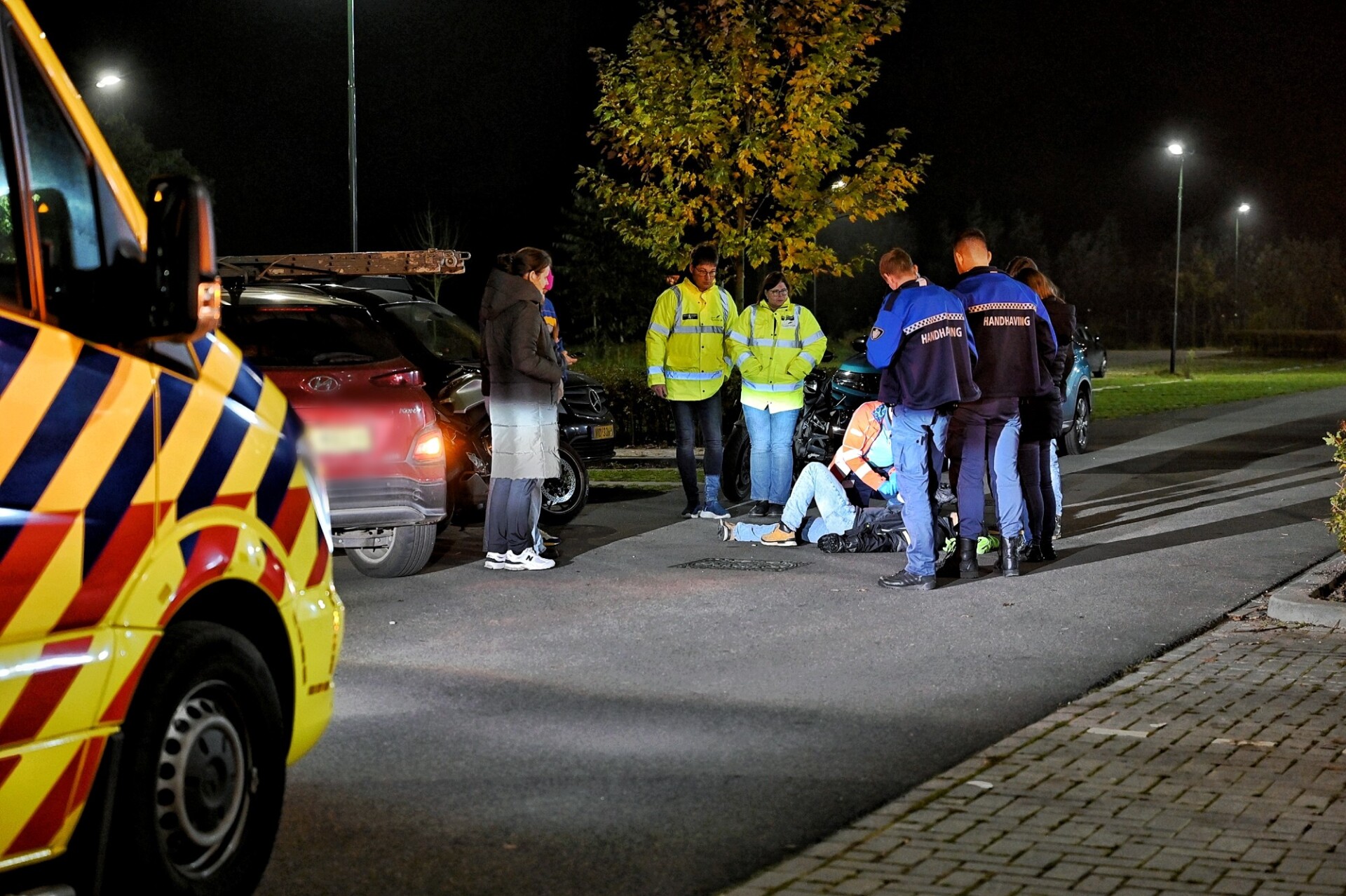 Leerling op lesmotor knalt tegen auto