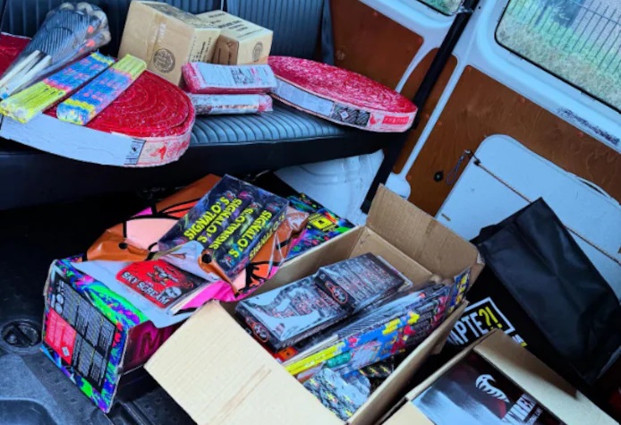 Grote hoeveelheid illegaal vuurwerk uit bestelbus in beslag genomen